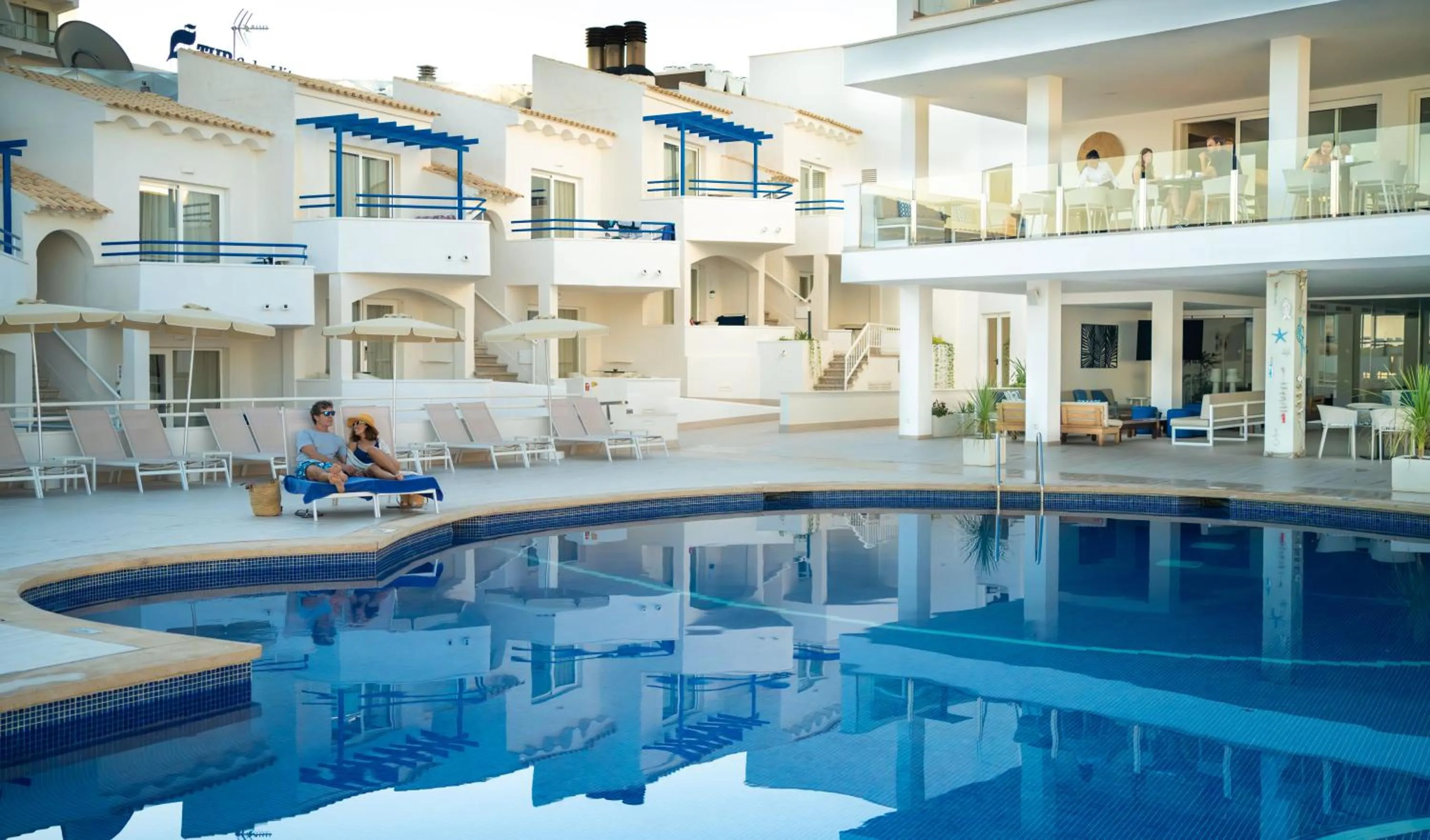 Swimming pool in Parque Nereida Suites Hotel