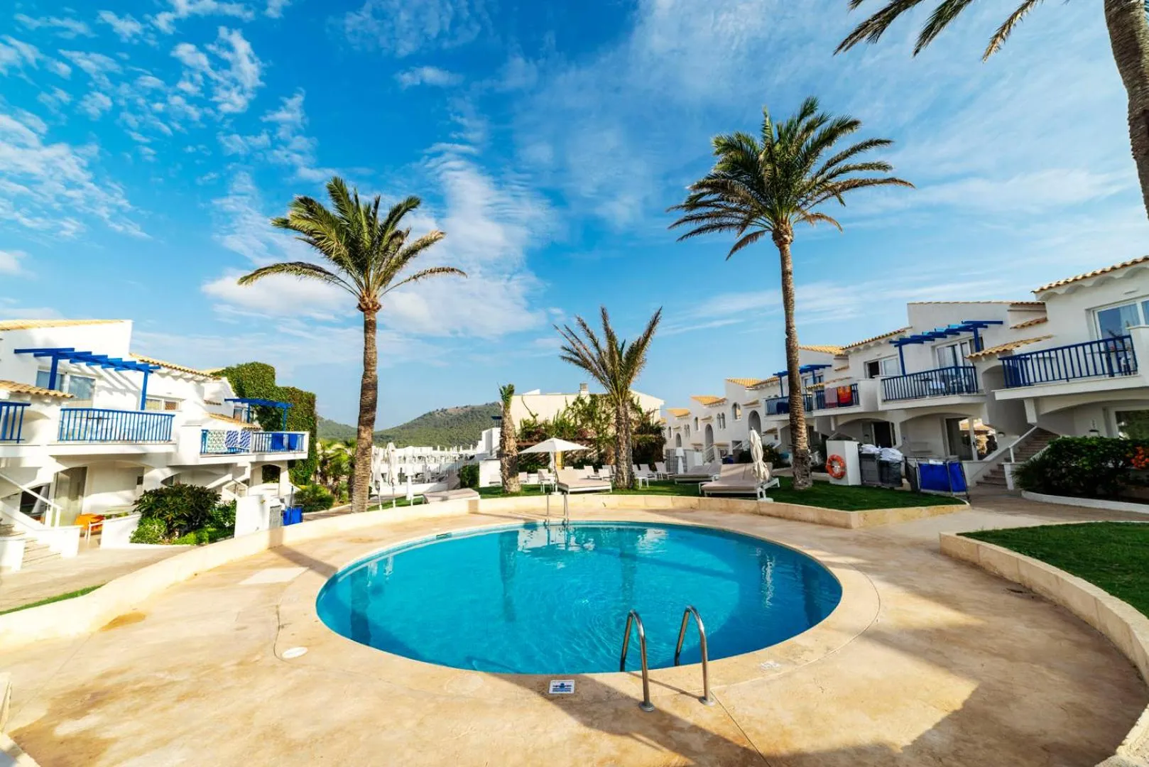 Swimming pool in Parque Nereida Suites Hotel