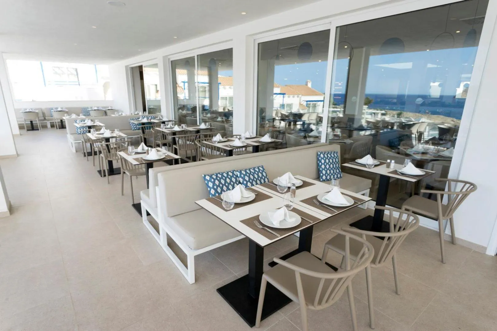 Restaurant/places to eat in Parque Nereida Suites Hotel