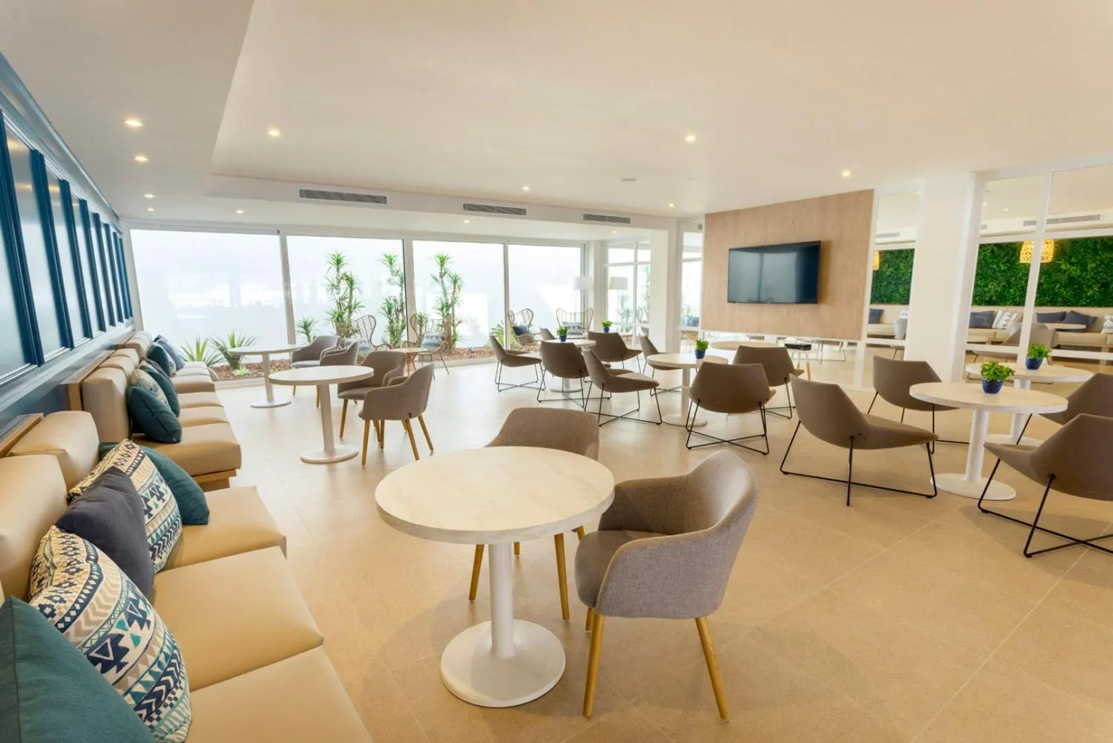 Lounge or bar in Parque Nereida Suites Hotel