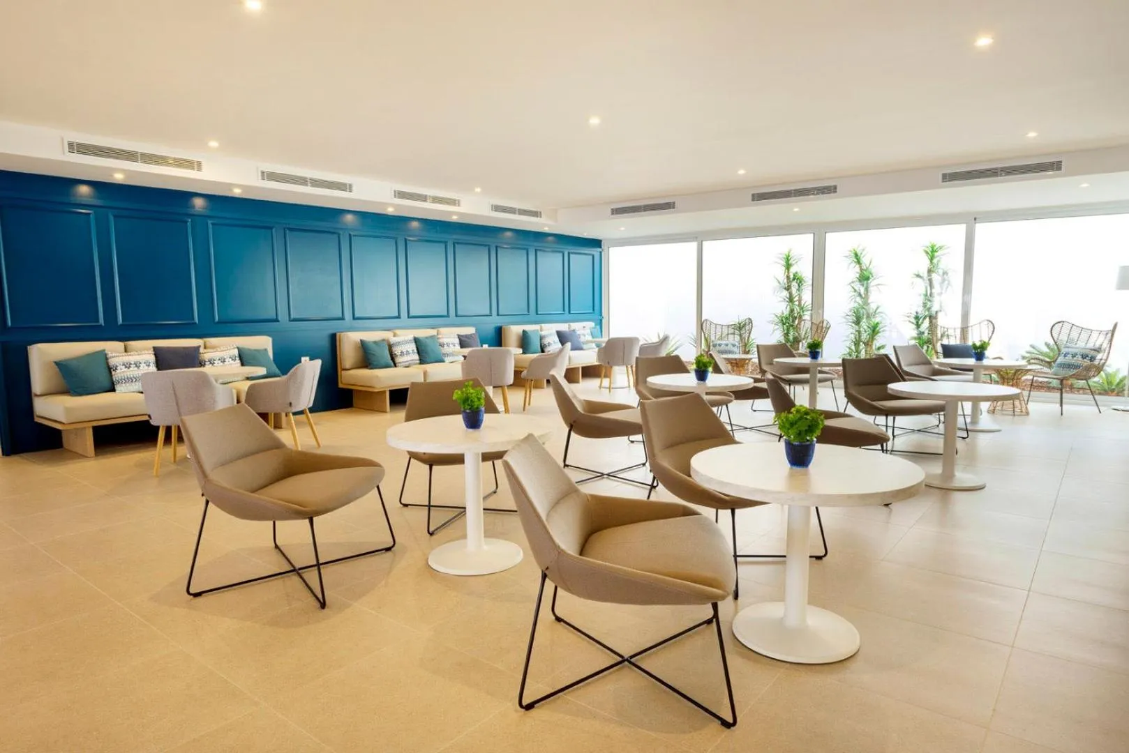 Lounge or bar in Parque Nereida Suites Hotel