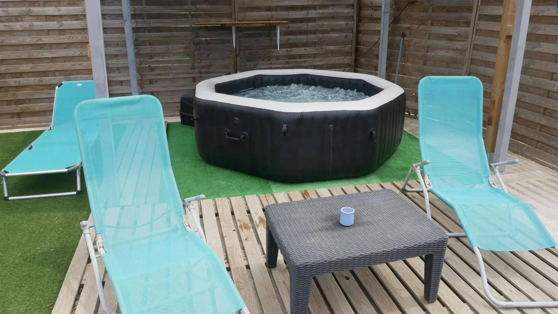 Hot Tub in MAS MAURANE-Le Platane avec SPA privé aux portes d'ARLES