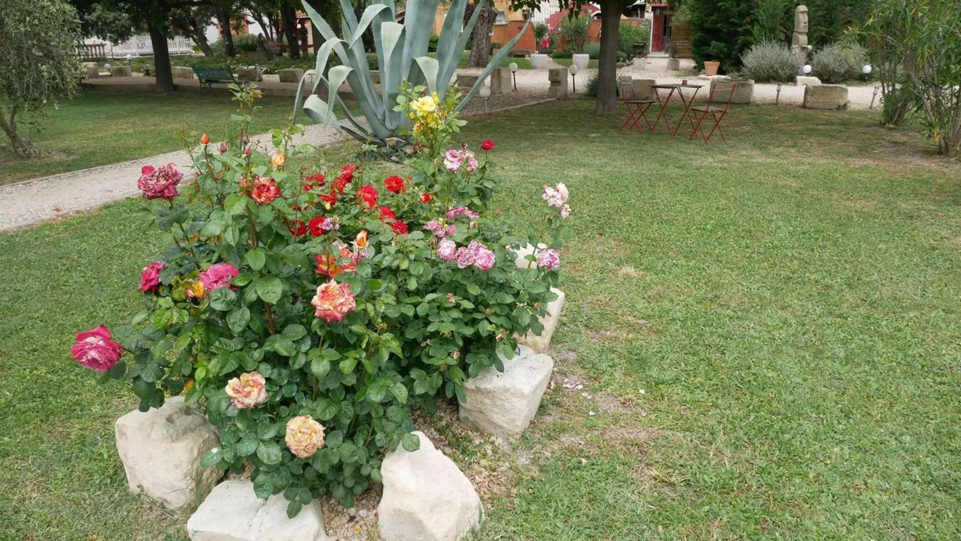 Garden view in MAS MAURANE-Le Platane avec SPA privé aux portes d'ARLES