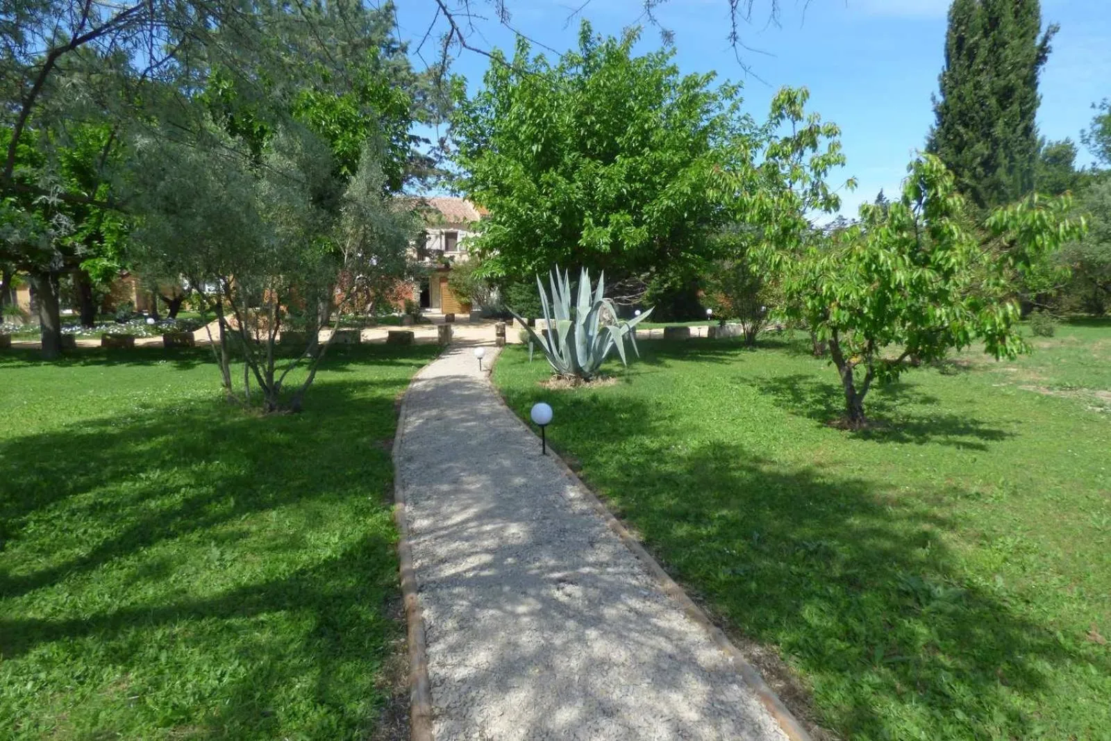 Garden in MAS MAURANE-Le Platane avec SPA privé aux portes d'ARLES