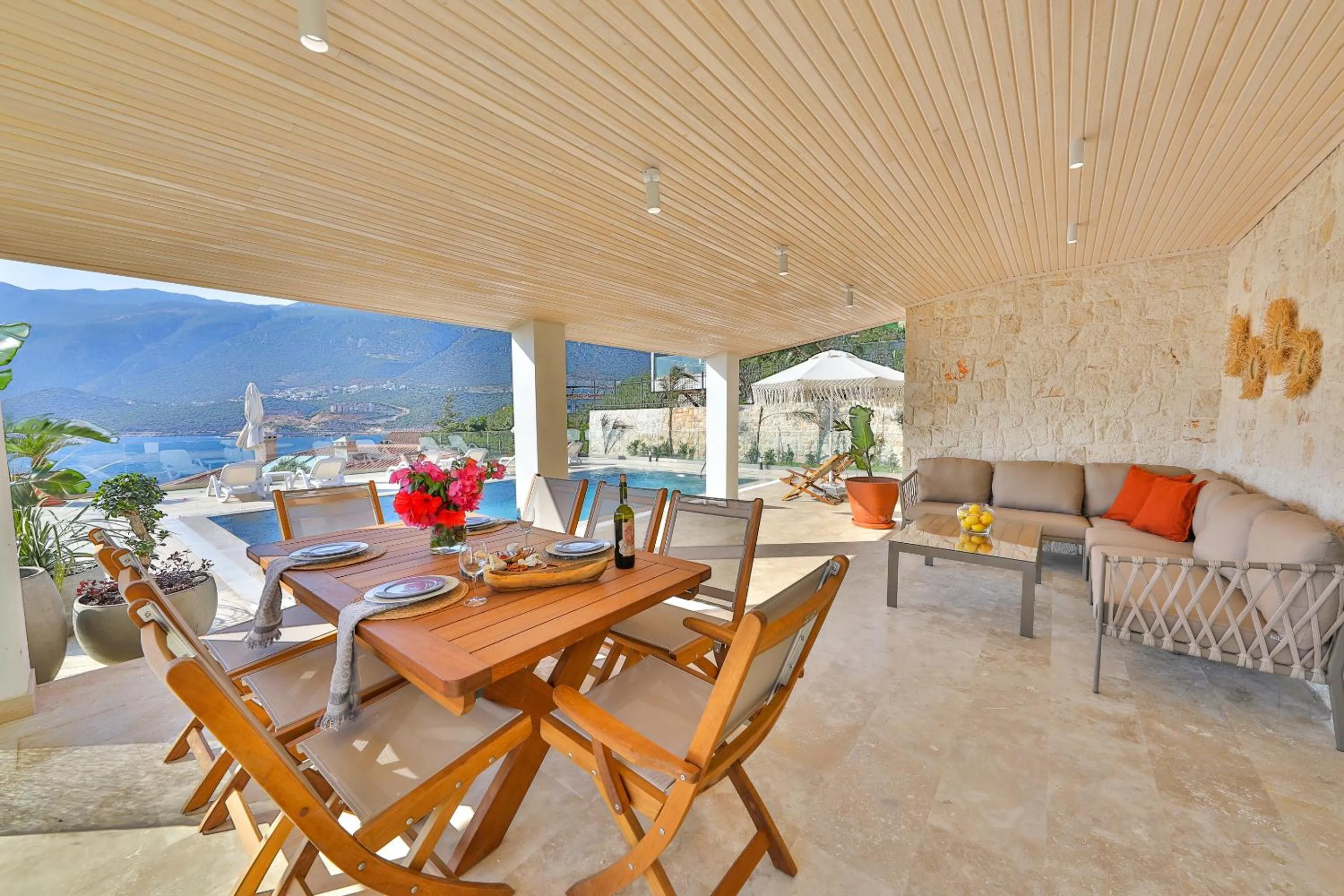 Patio in Peninsula Gardens Hotel