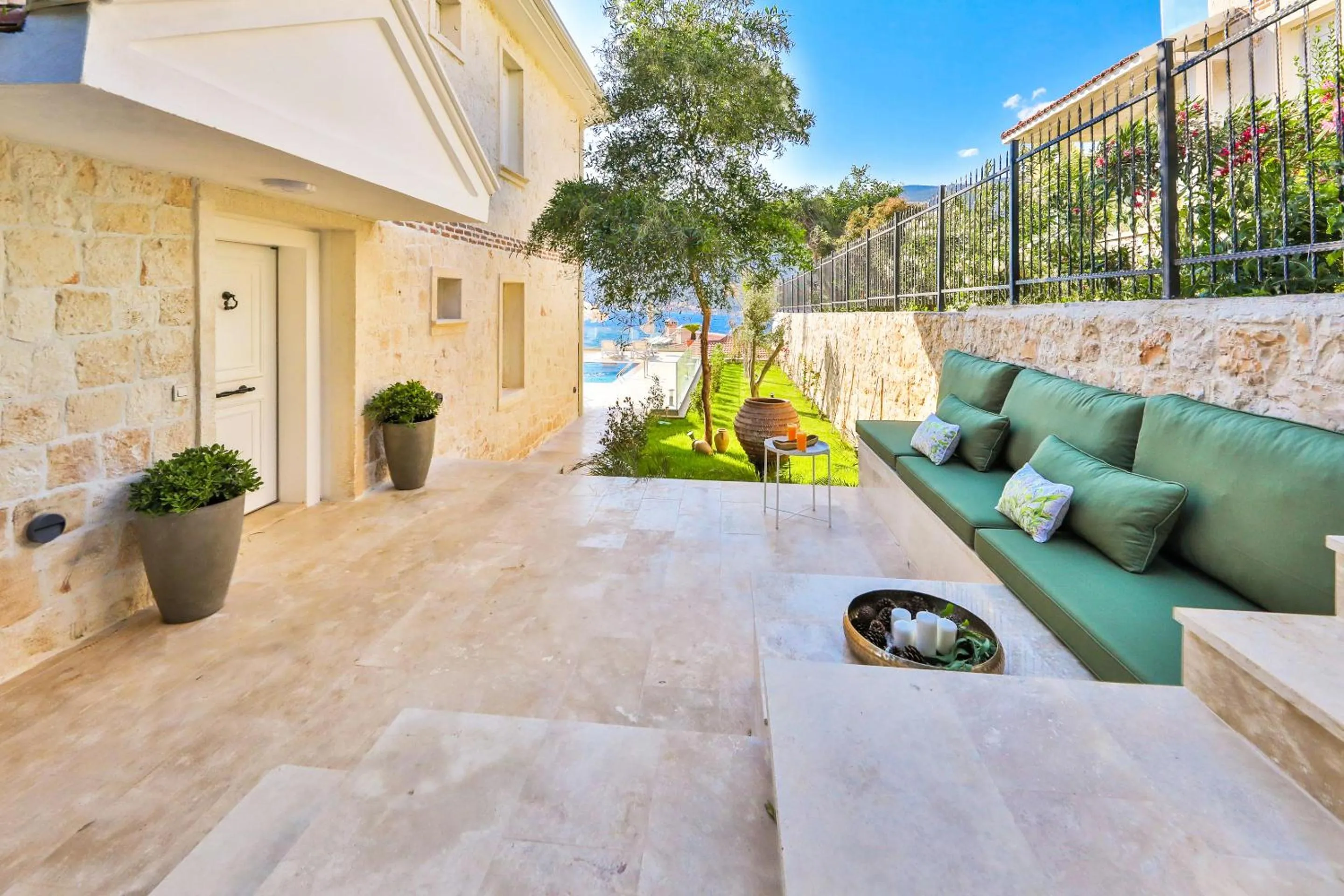 Patio in Peninsula Gardens Hotel