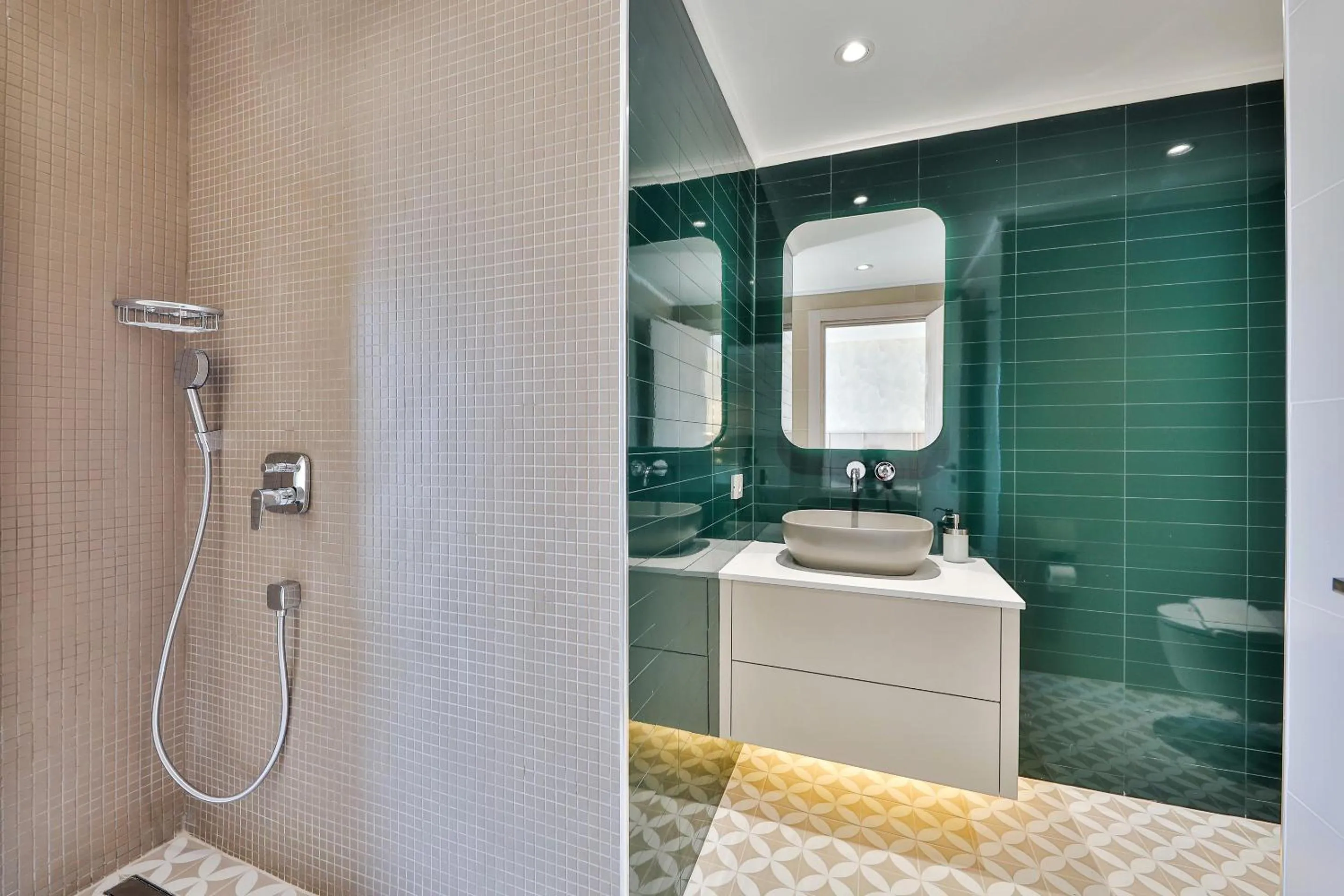 Bathroom in Peninsula Gardens Hotel