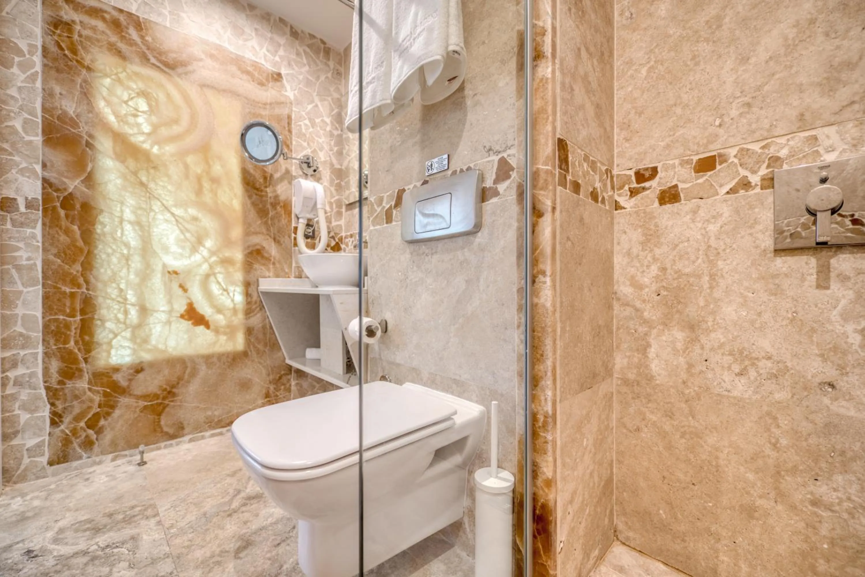 Bathroom in Peninsula Gardens Hotel