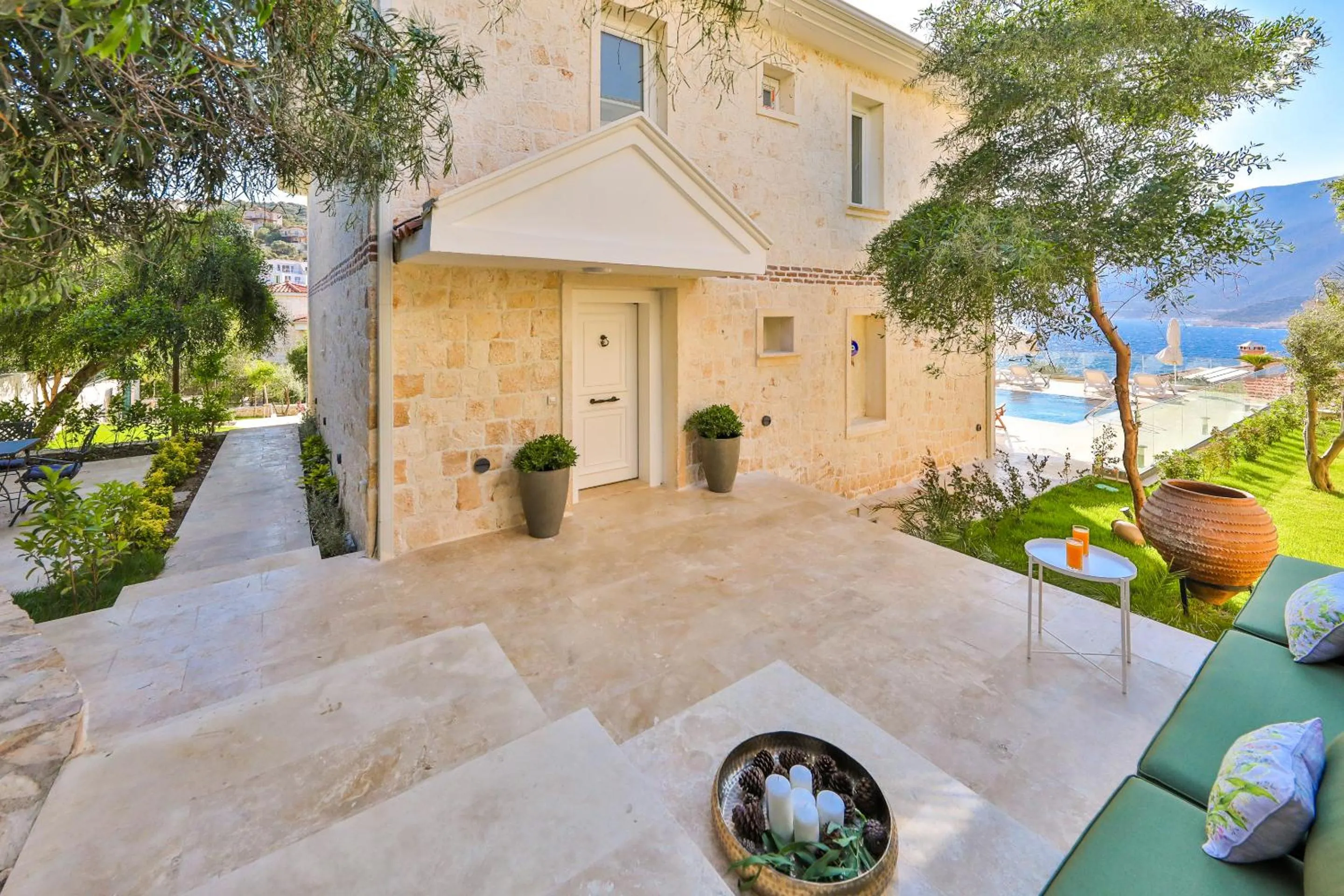 Facade/entrance in Peninsula Gardens Hotel