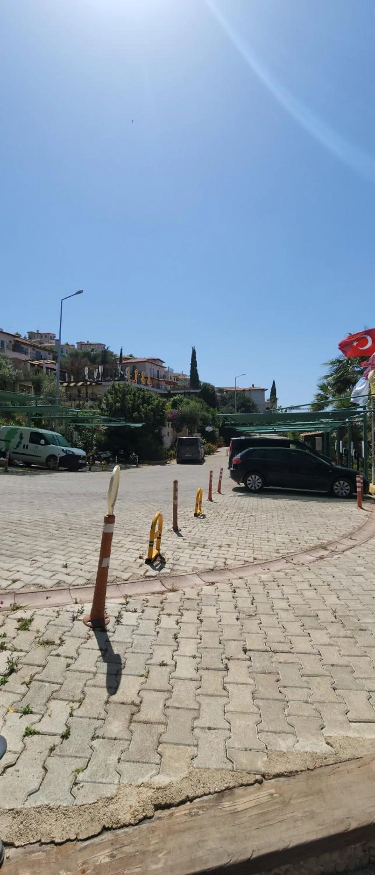 Parking in Peninsula Gardens Hotel