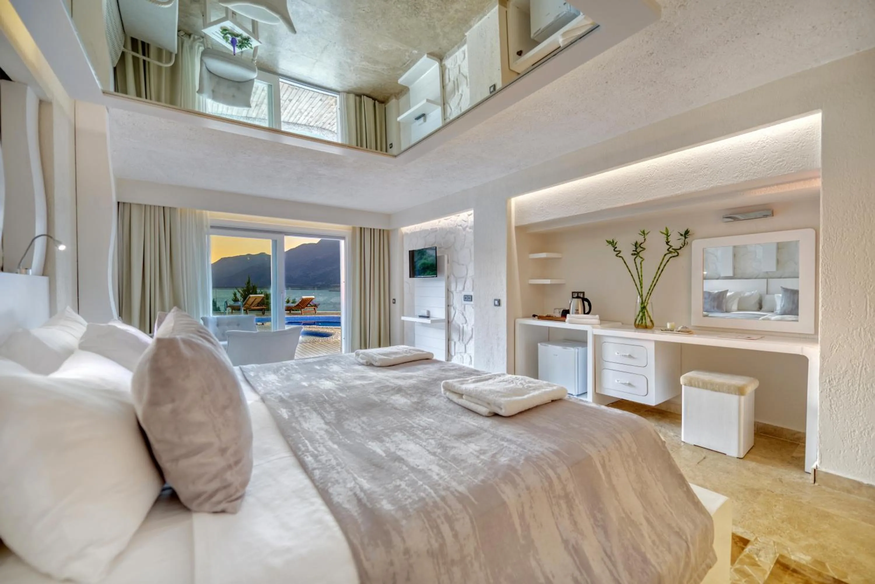 Photo of the whole room, Bed in Peninsula Gardens Hotel