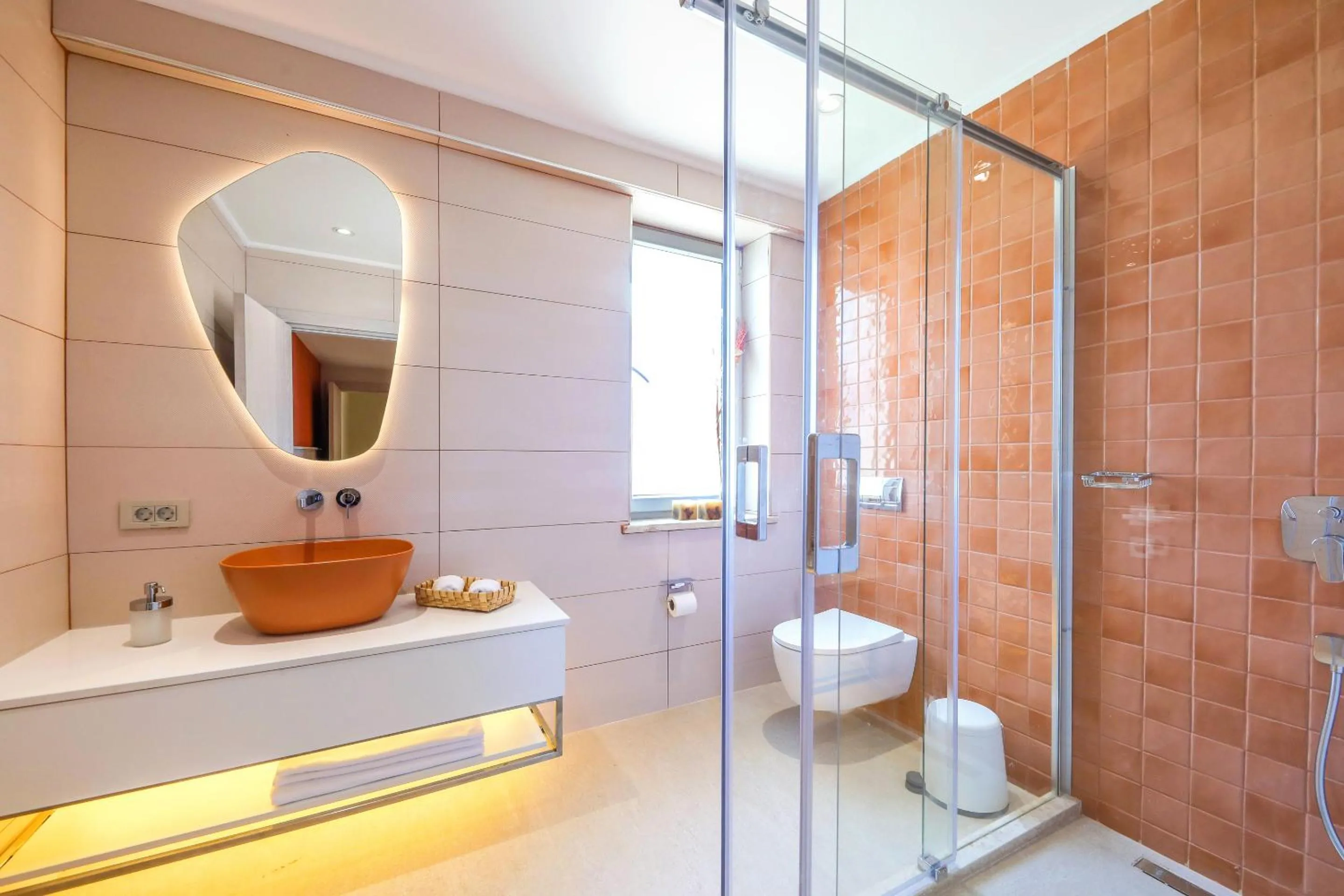 Bathroom in Peninsula Gardens Hotel