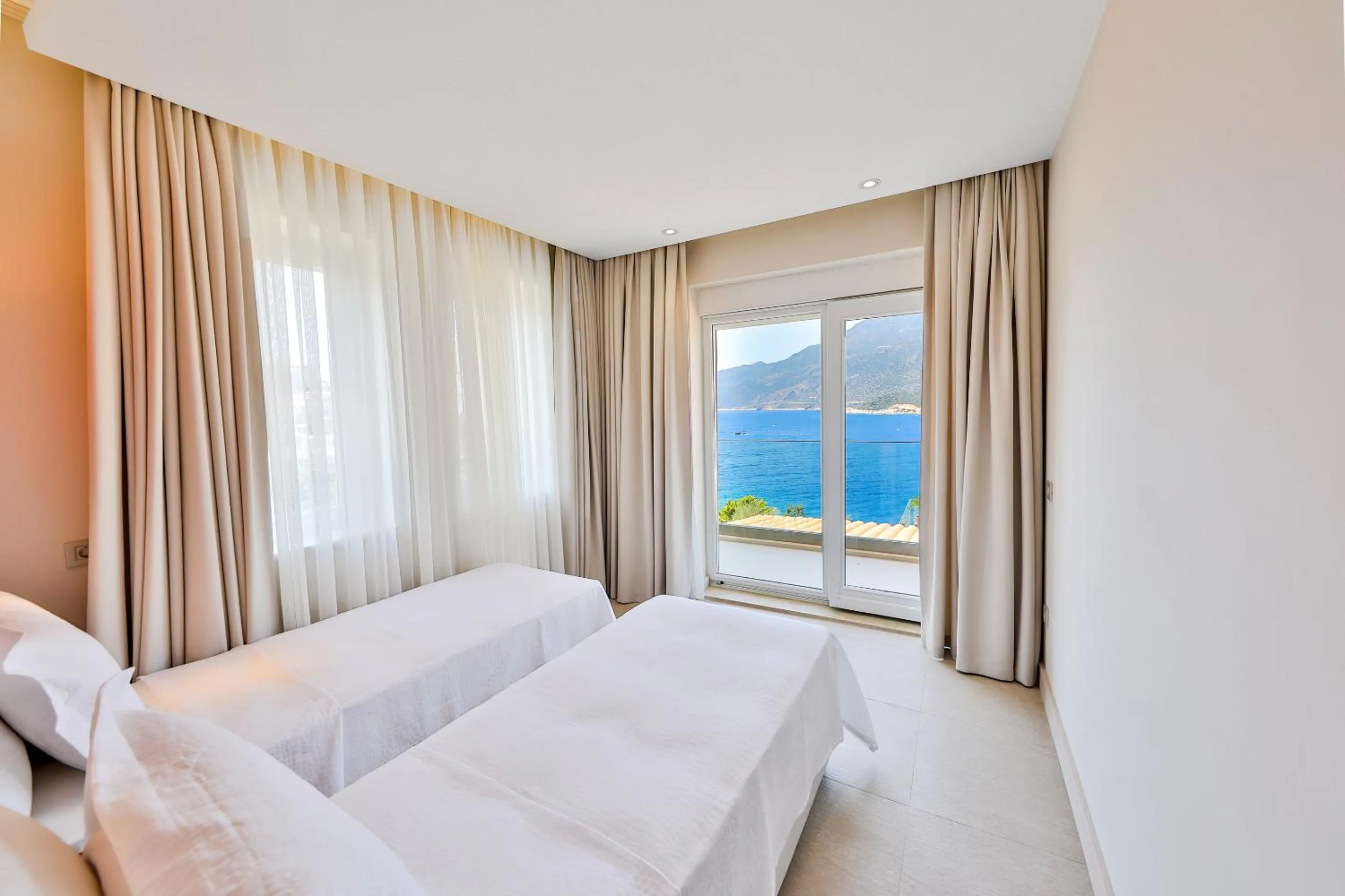 Photo of the whole room, Bed in Peninsula Gardens Hotel