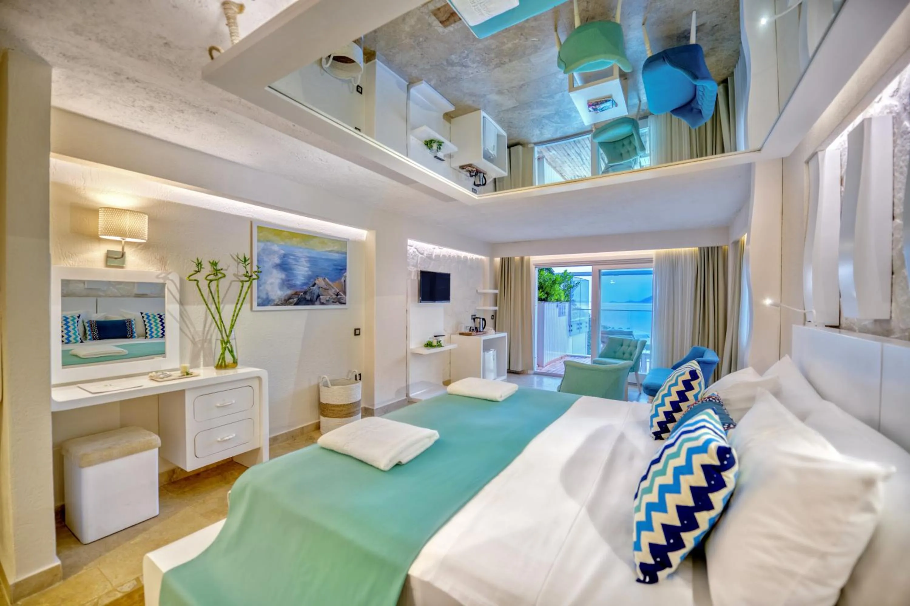 Photo of the whole room, Bed in Peninsula Gardens Hotel