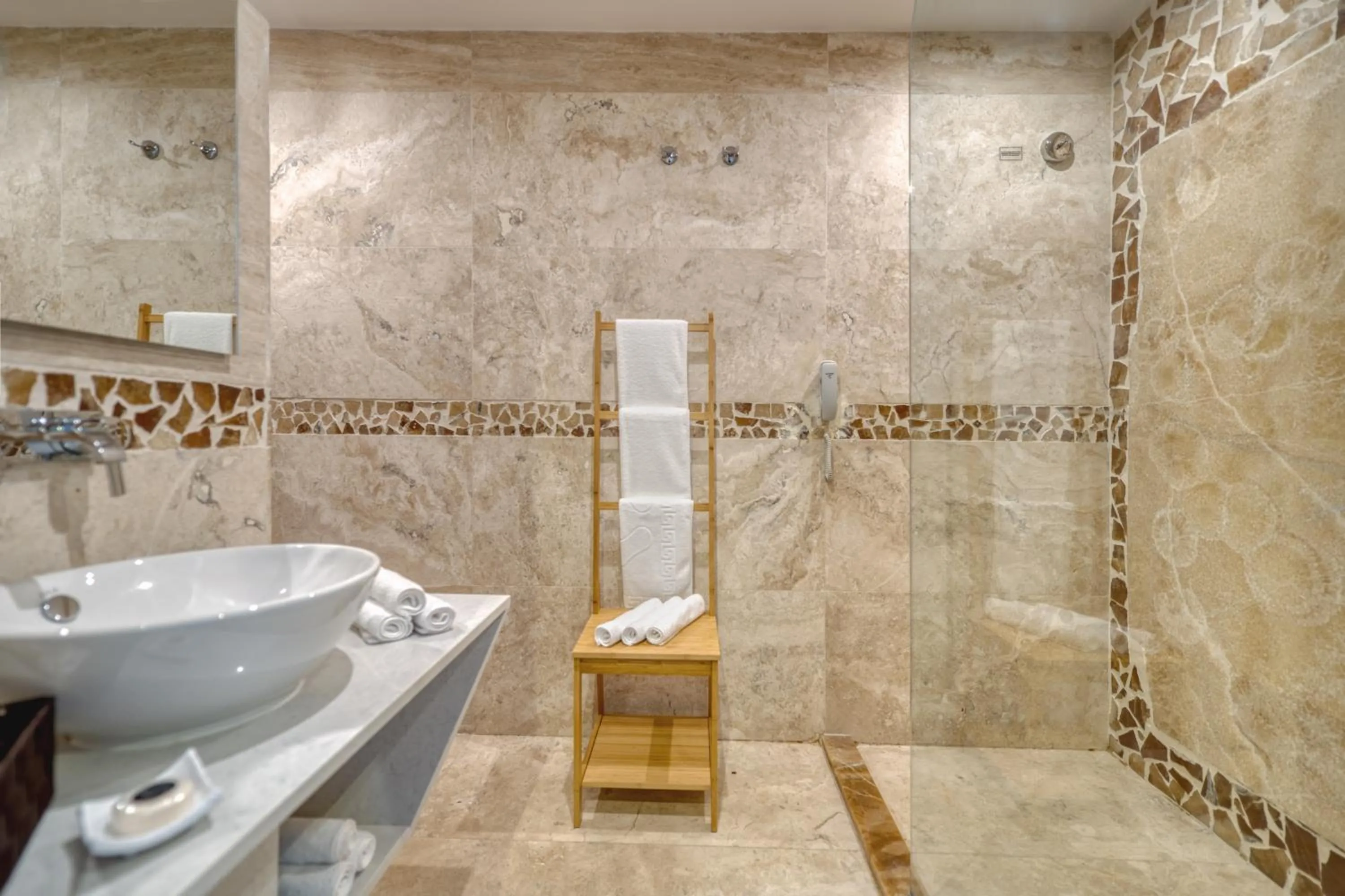 Bathroom in Peninsula Gardens Hotel