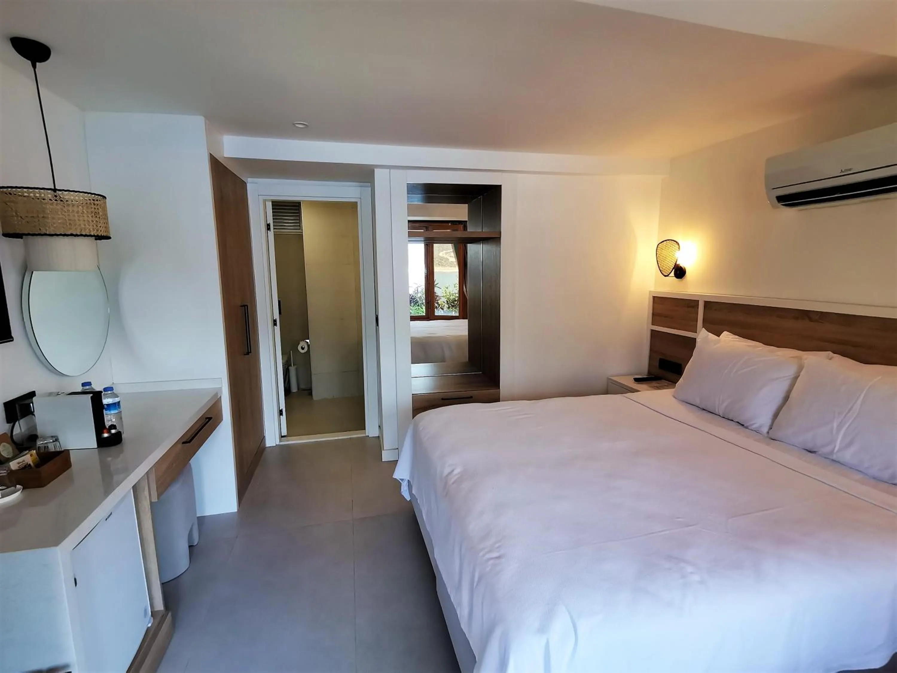 Photo of the whole room, Bed in Peninsula Gardens Hotel