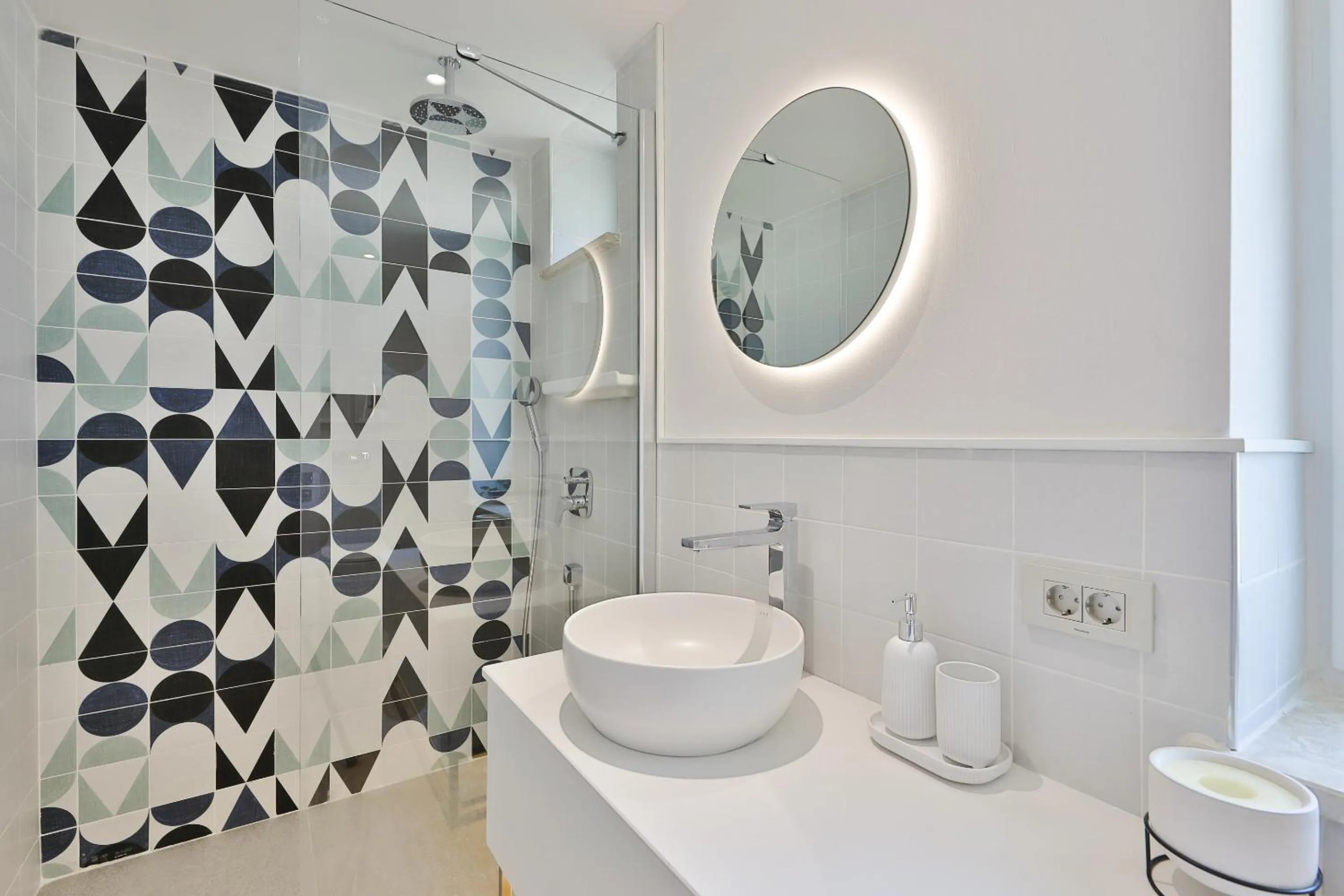 Bathroom in Peninsula Gardens Hotel