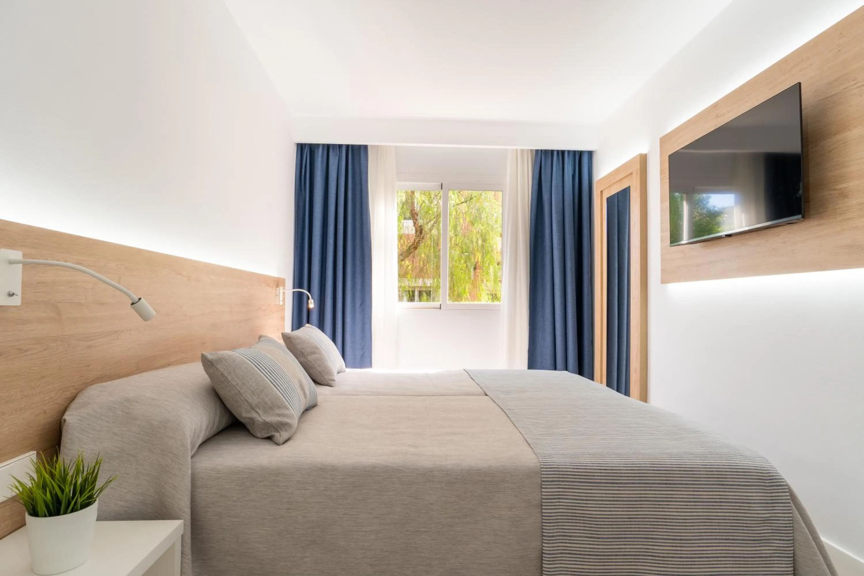 Living room, Bed in Aparthotel Ciudad Laurel