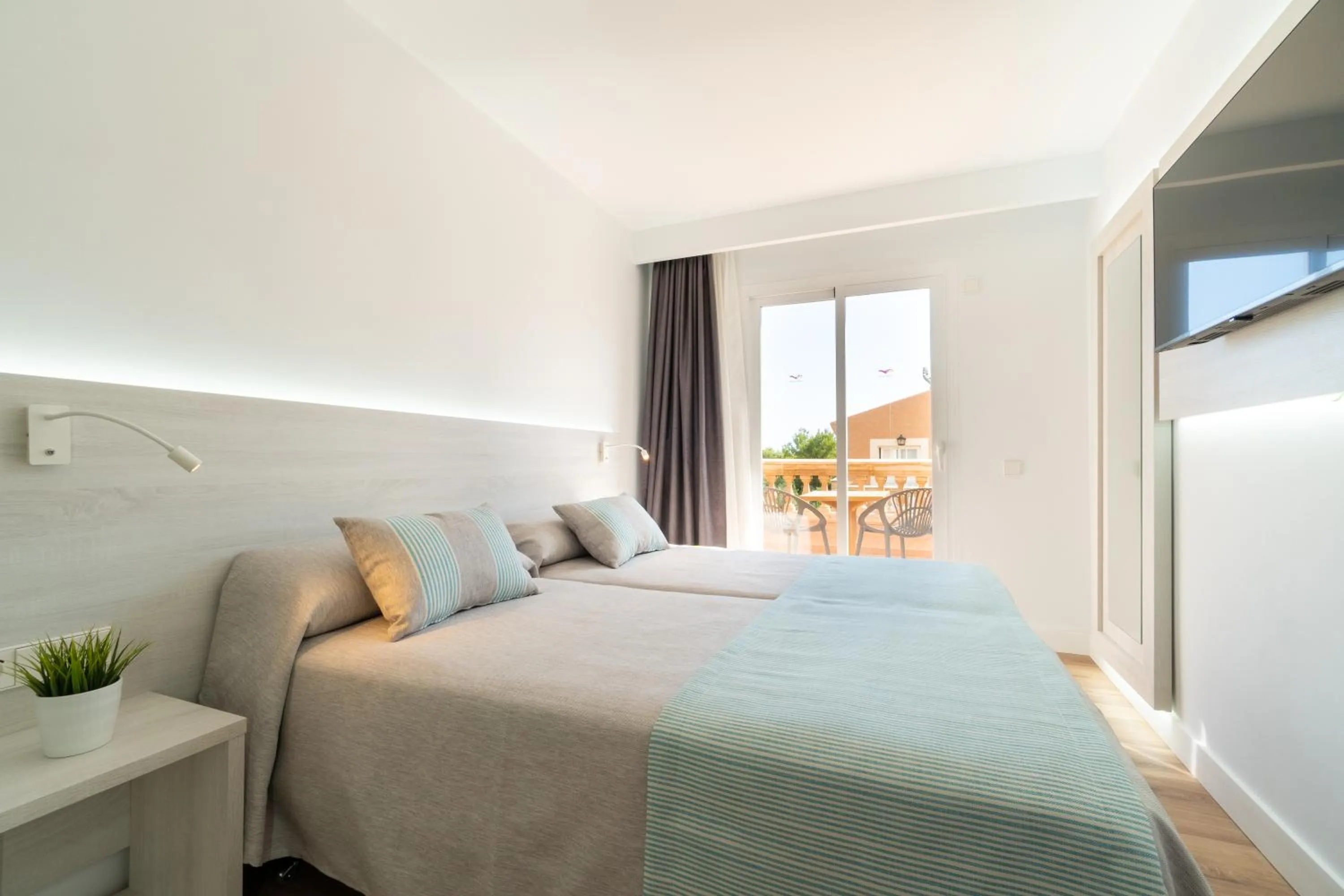 Premium Apartment with Pool View in Aparthotel Ciudad Laurel