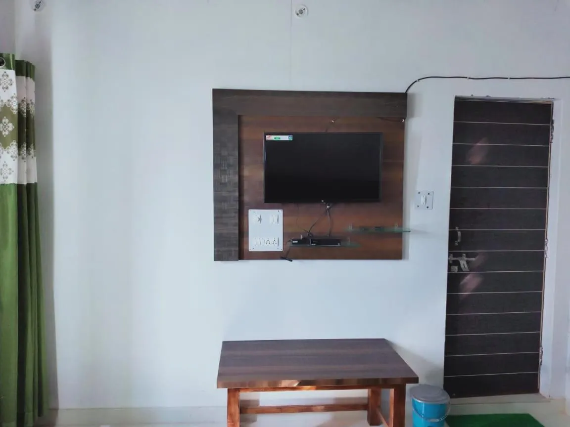TV and multimedia in Pahadi Ghar Homestay