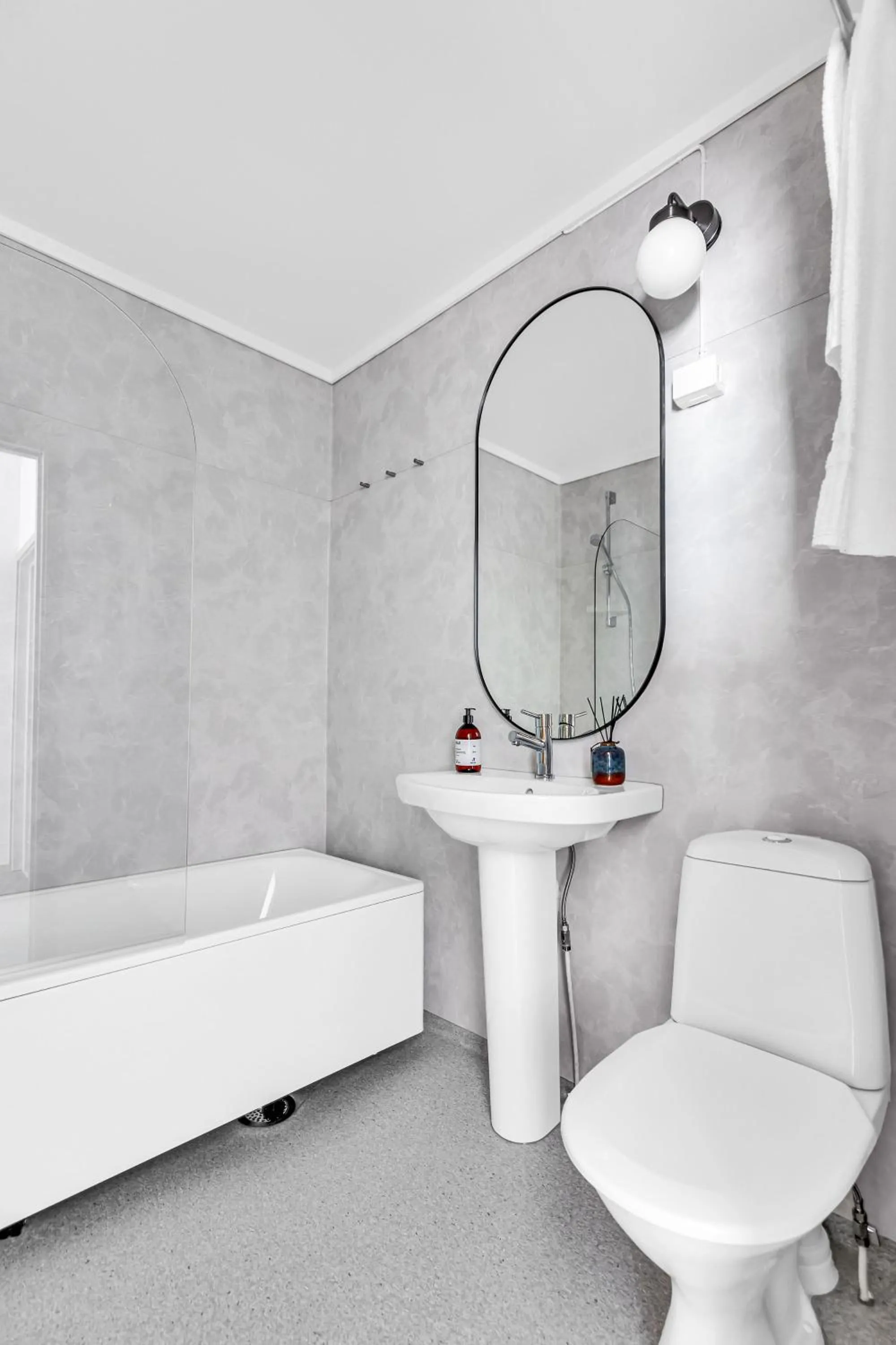 Bathroom, Bed in Lille Hotell