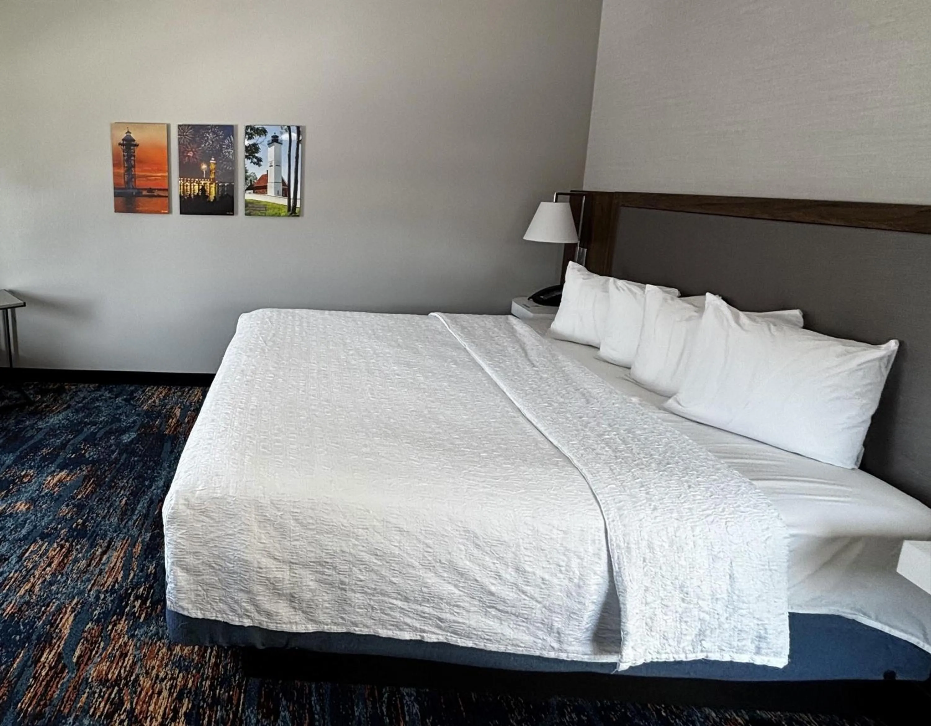 Bed in Hampton Inn & Suites Erie Bayfront