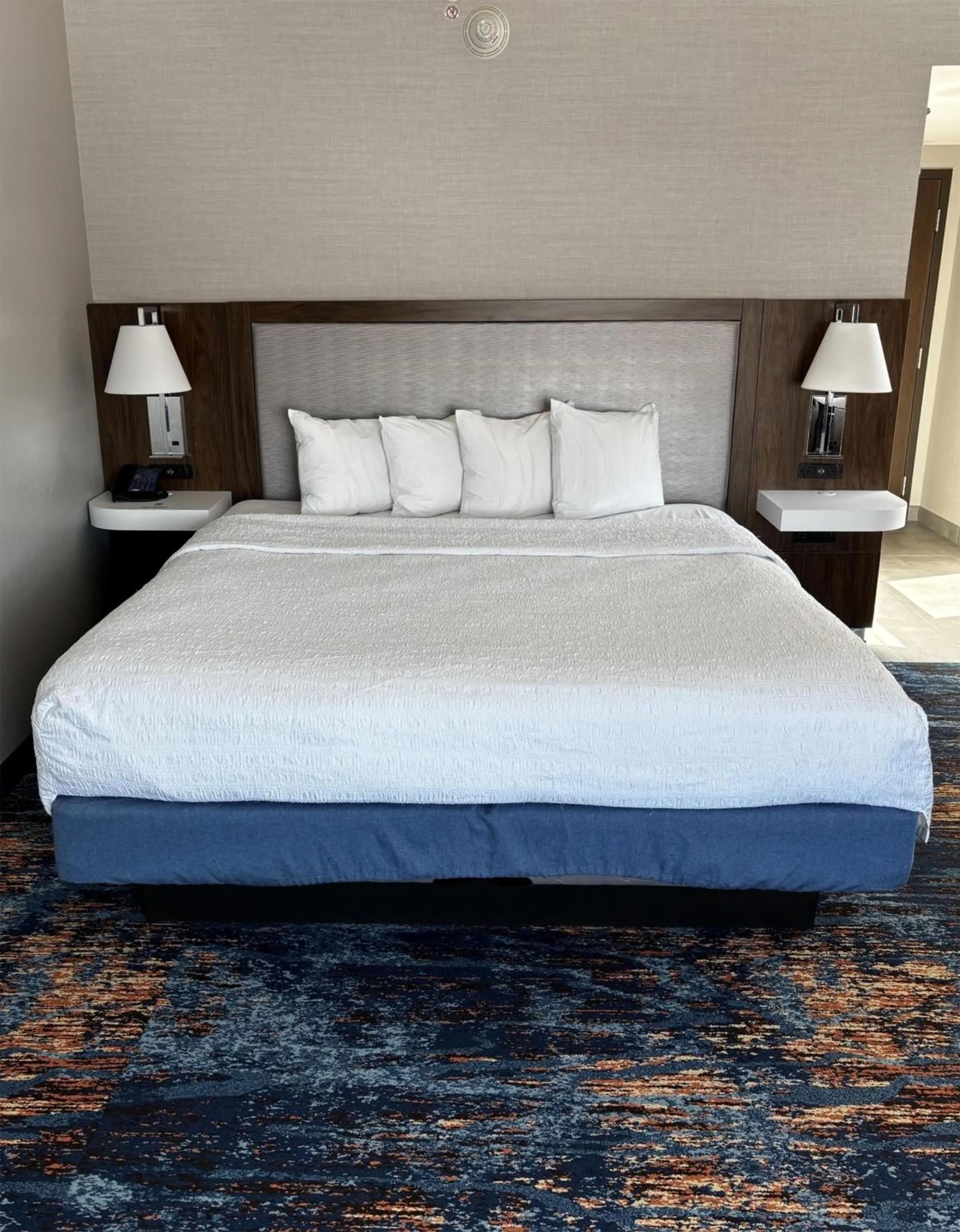 Bed in Hampton Inn & Suites Erie Bayfront