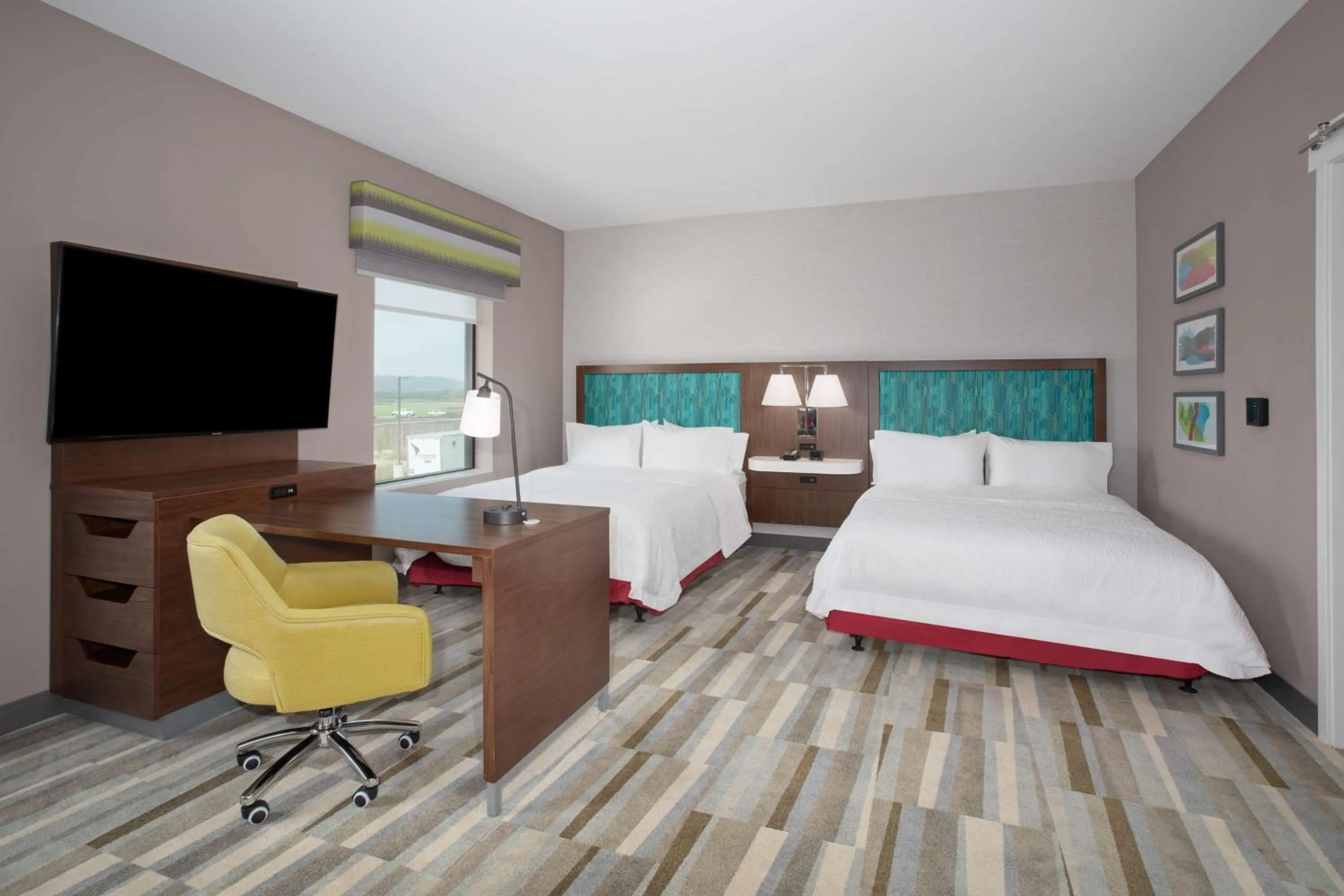 Bedroom, Bed in Hampton Inn & Suites Watsonville