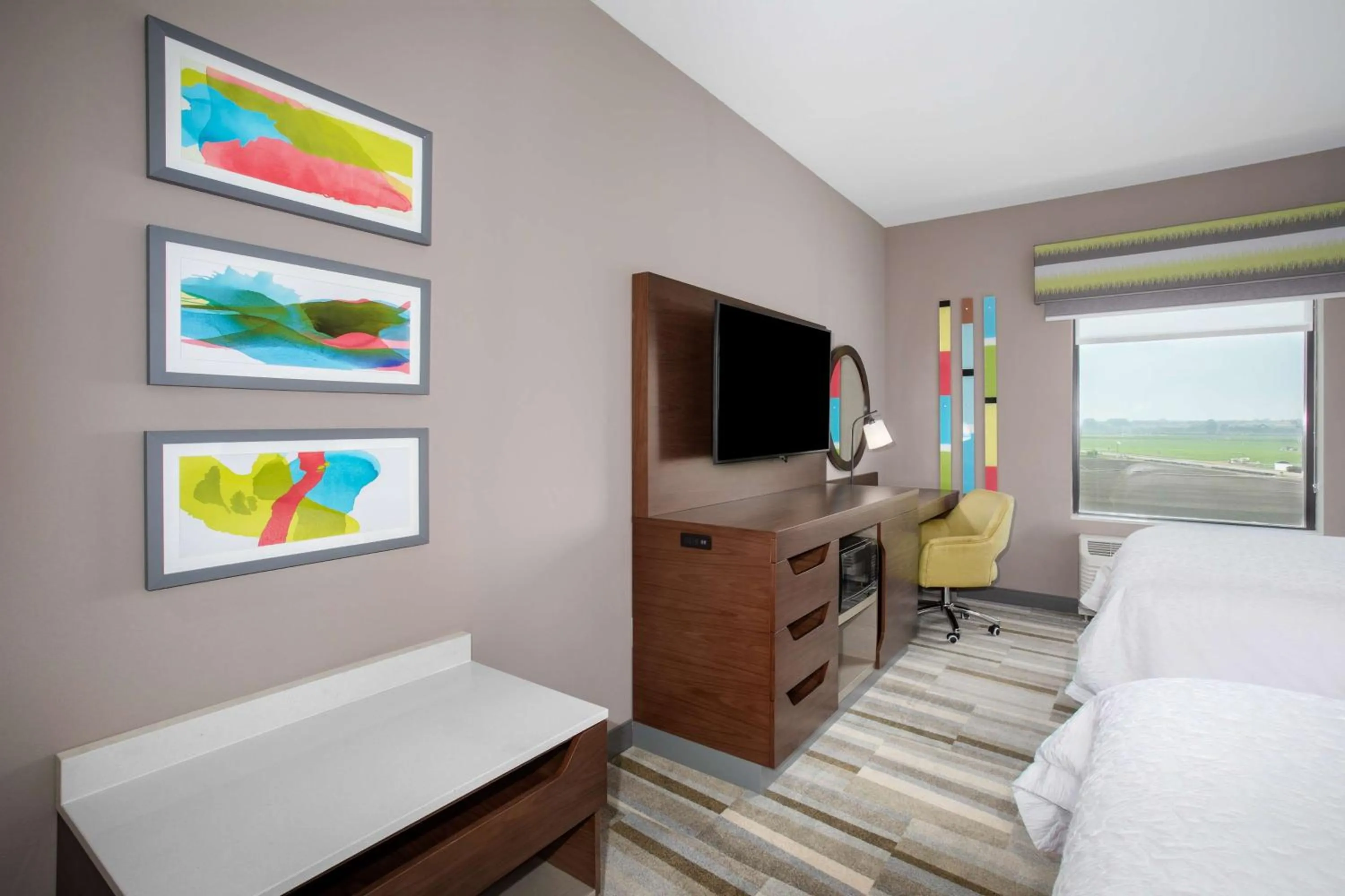 Bedroom, Bed in Hampton Inn & Suites Watsonville