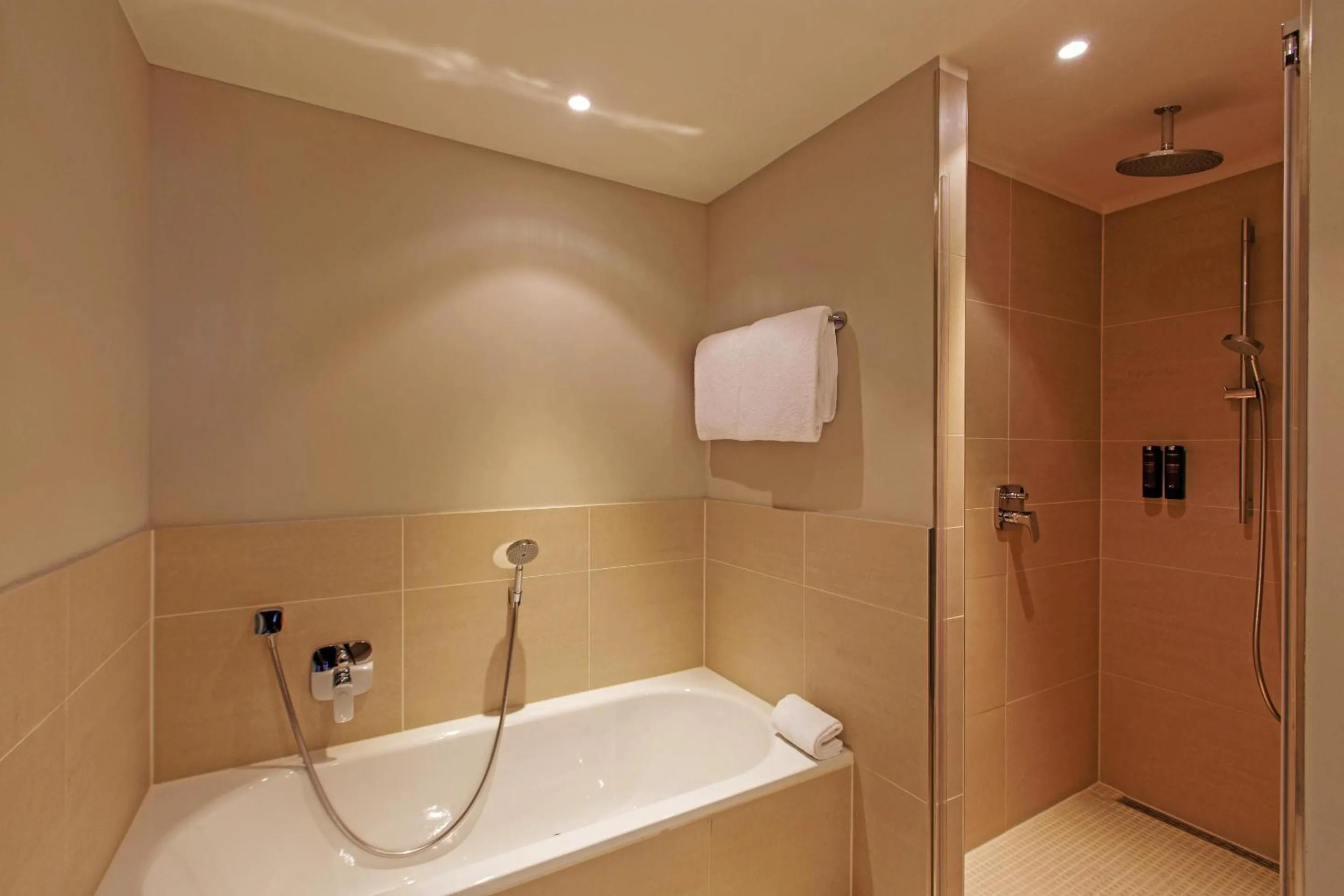 Shower in Steigenberger Airport Hotel Berlin