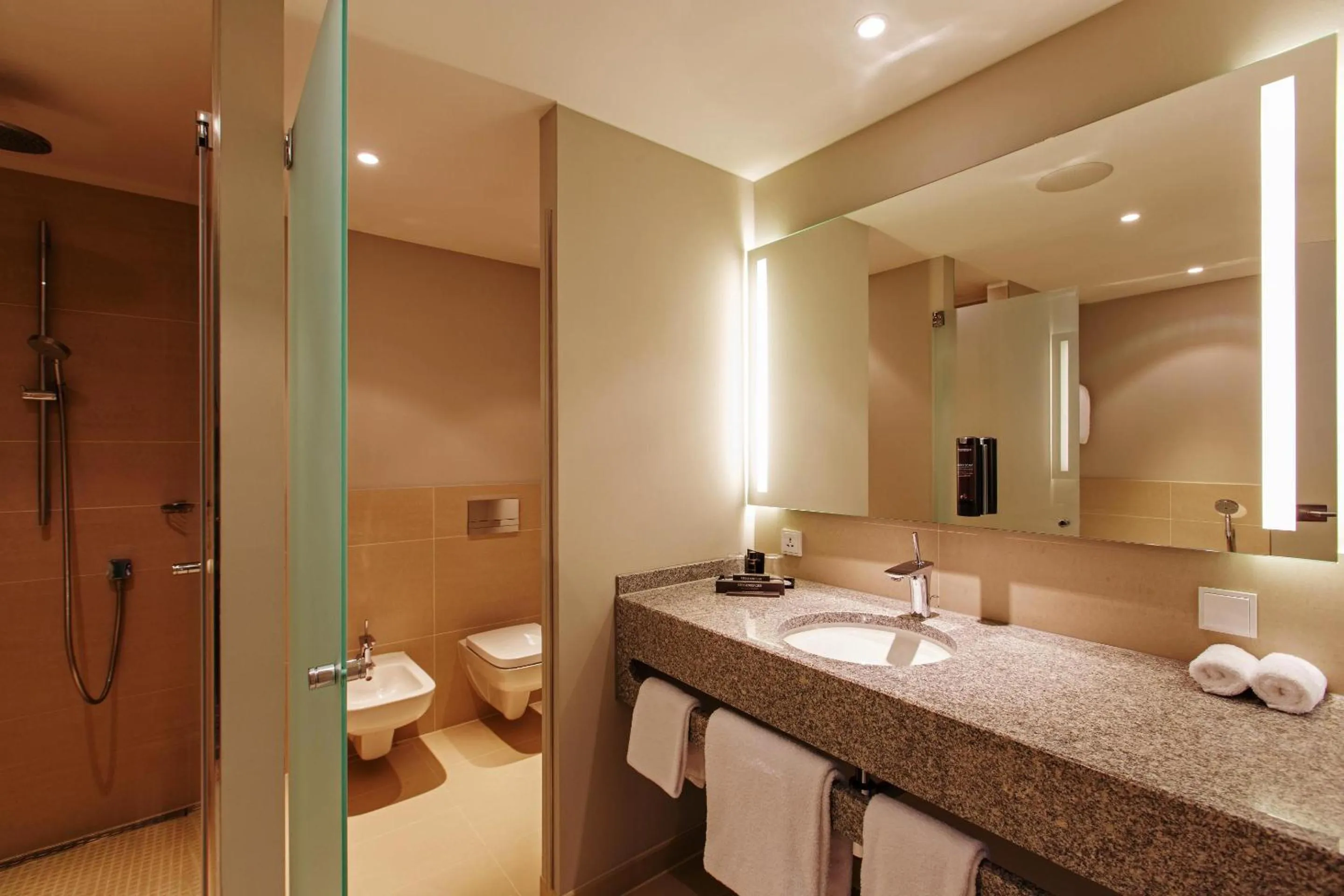 Shower in Steigenberger Airport Hotel Berlin