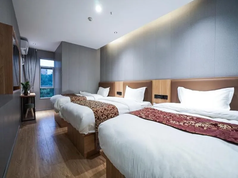 Bed in Green Alliance Baoshan Shanghai University Qihua Road Metro Station