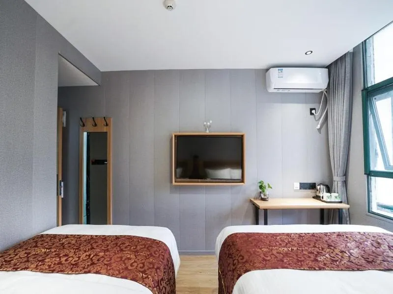 Bed in Green Alliance Baoshan Shanghai University Qihua Road Metro Station