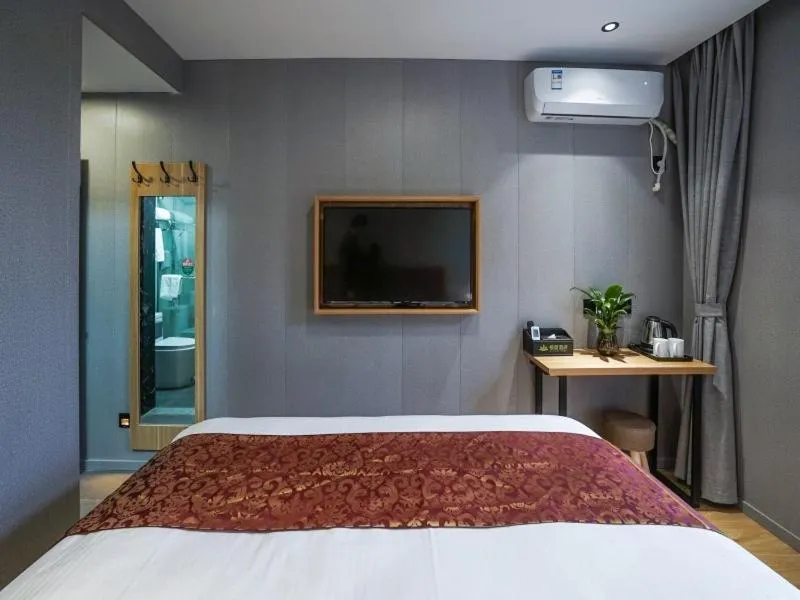 Bed in Green Alliance Baoshan Shanghai University Qihua Road Metro Station