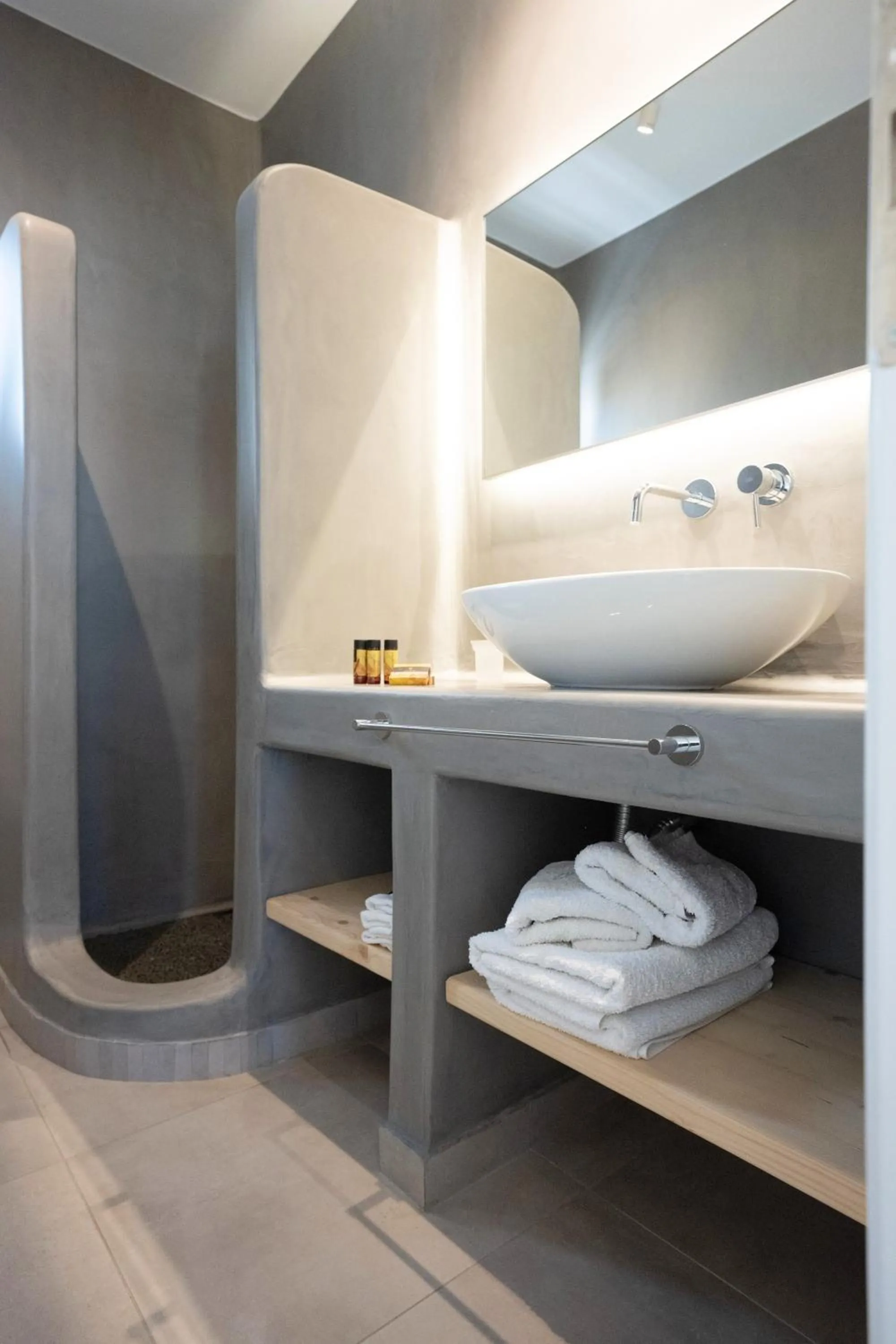 Bathroom, Bed in Mykonos Dot Apartments