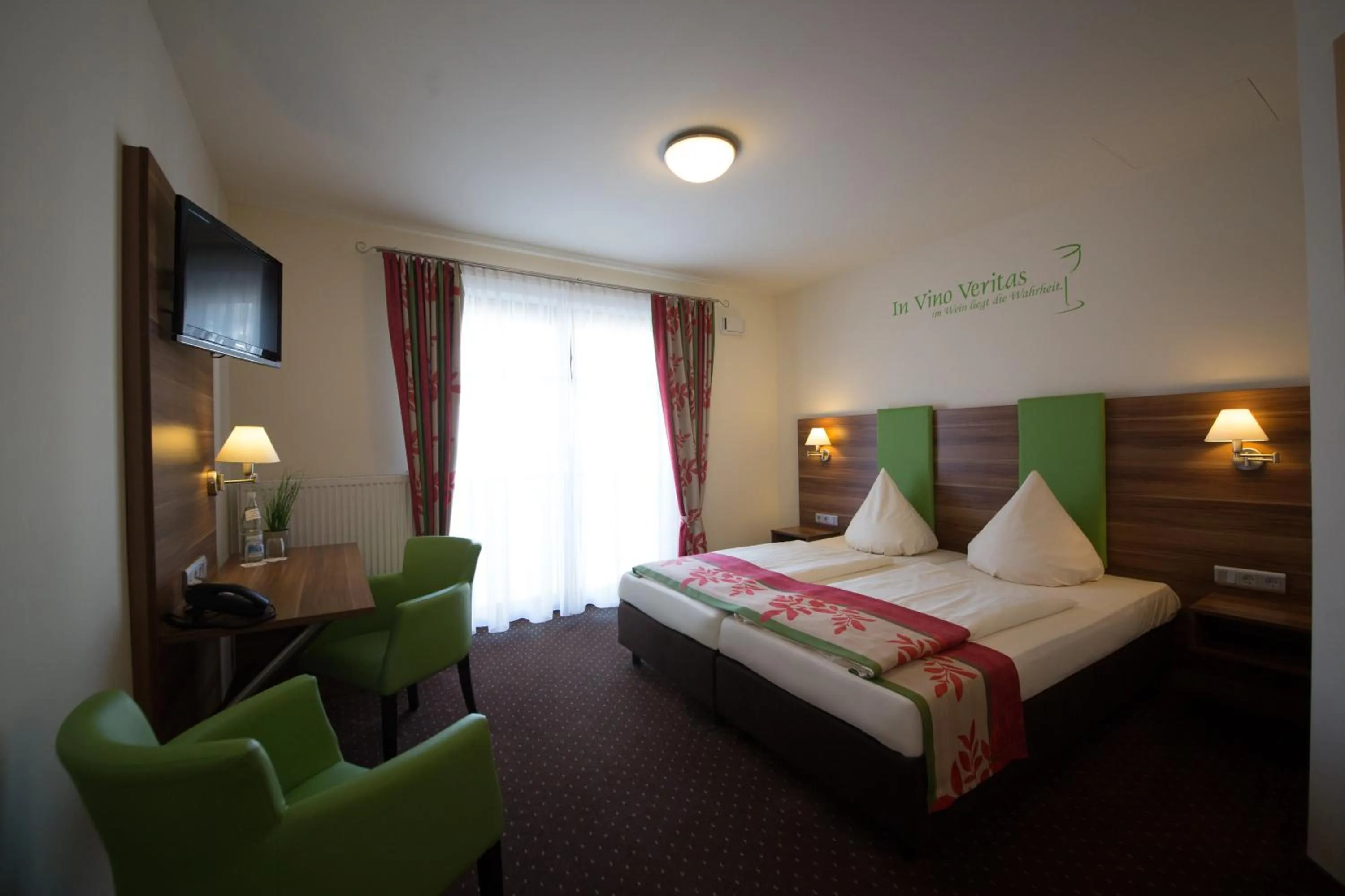 Photo of the whole room, Bed in Altdeutsche Weinstube - Superior