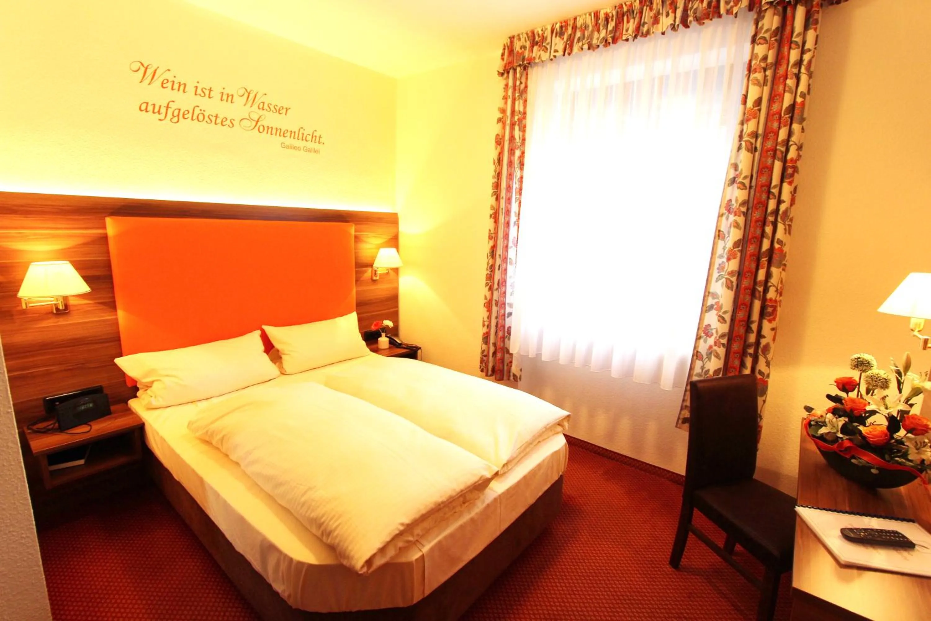 Photo of the whole room, Bed in Altdeutsche Weinstube - Superior