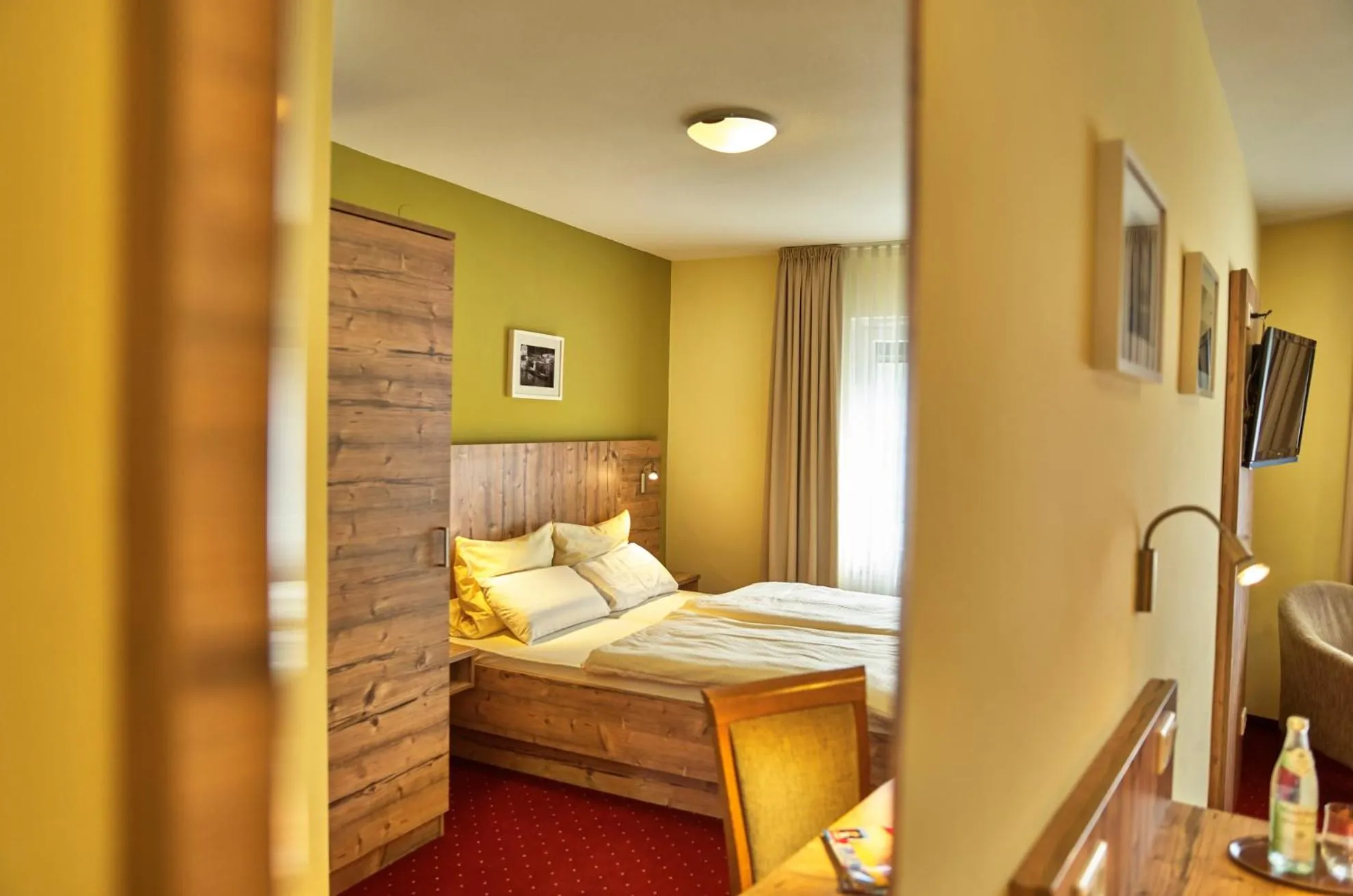 Photo of the whole room, Bed in Zum blauen Hecht