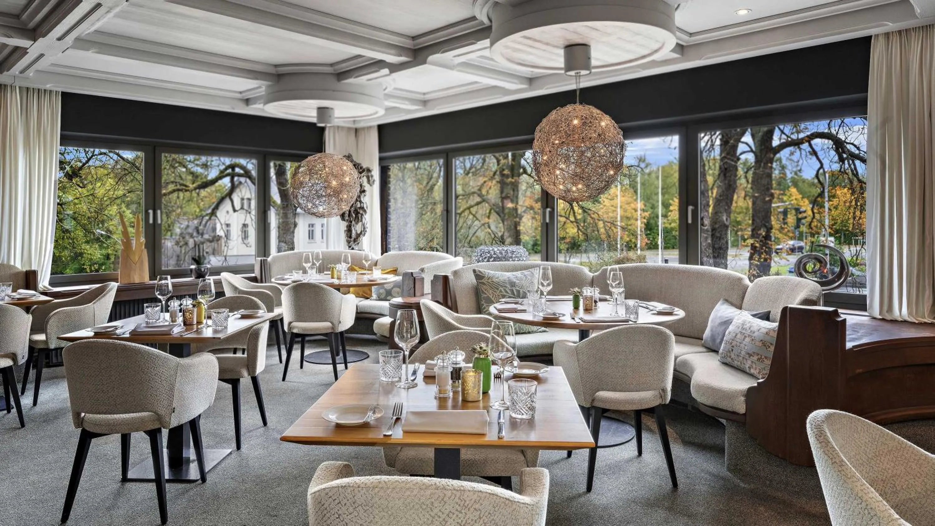 Restaurant/places to eat in Hotel Central