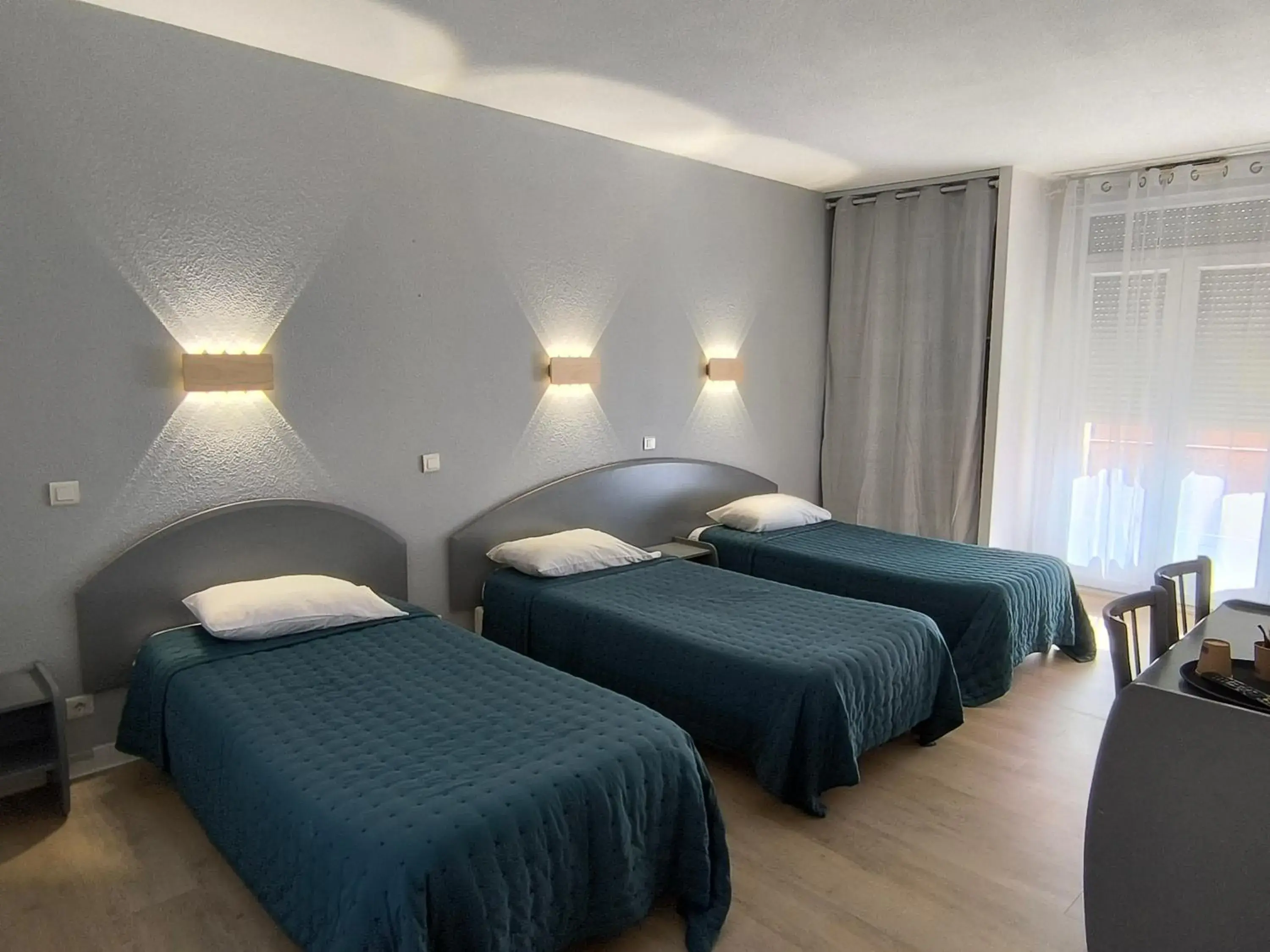 Triple Room in Central Hôtel Triple Room in Central Hôtel