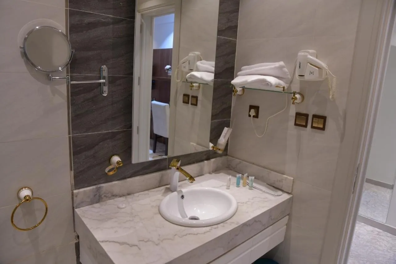 Crown City Hotel -فندق كراون ستي