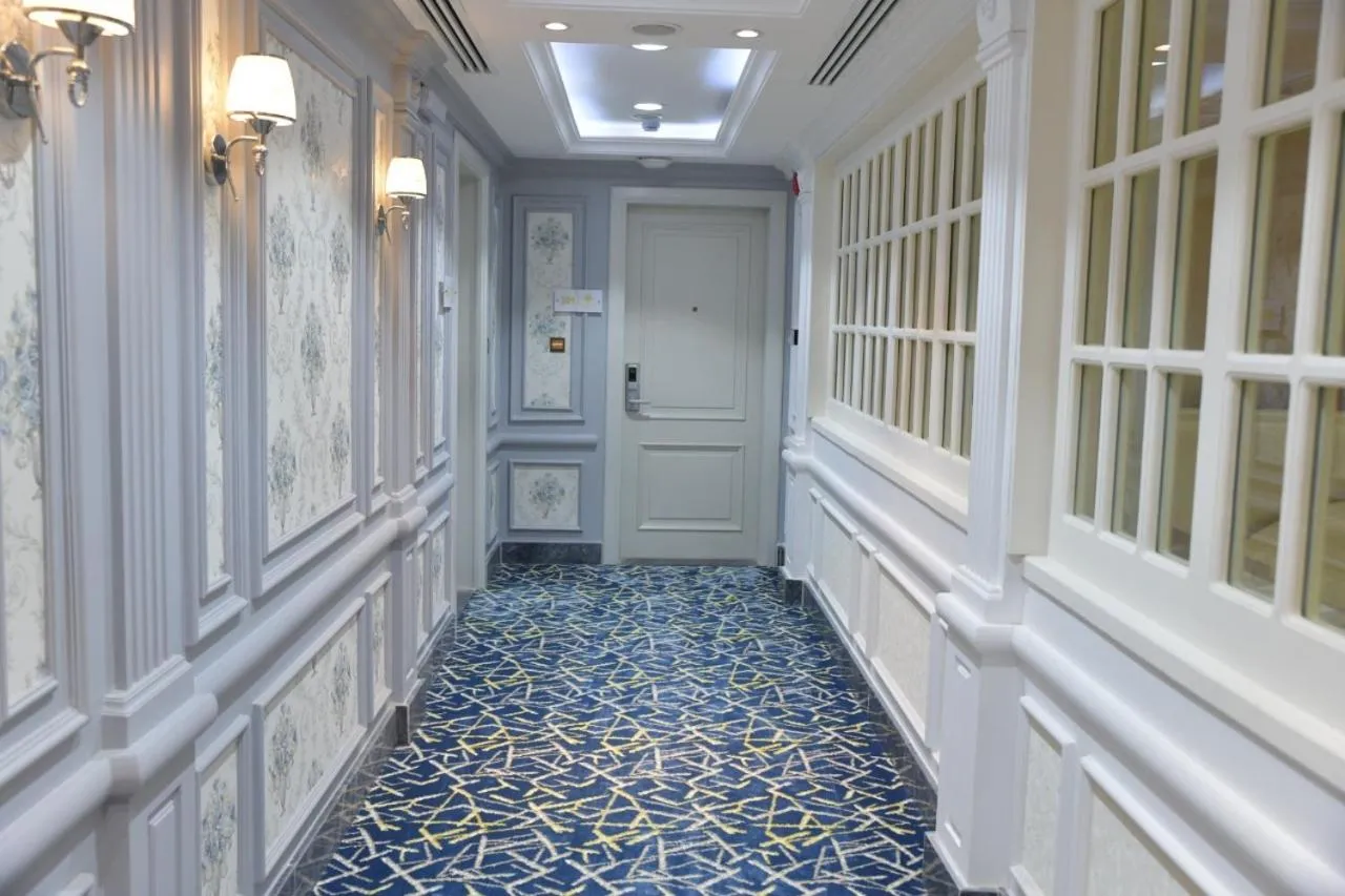 Facade/entrance in Crown City Hotel -فندق كراون ستي