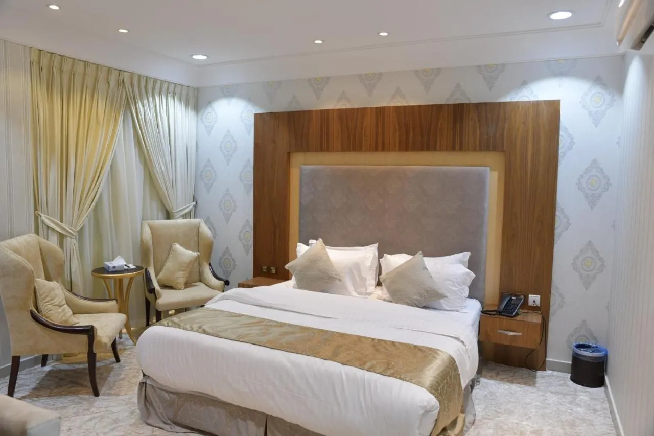 Living room, Bed in Crown City Hotel -فندق كراون ستي