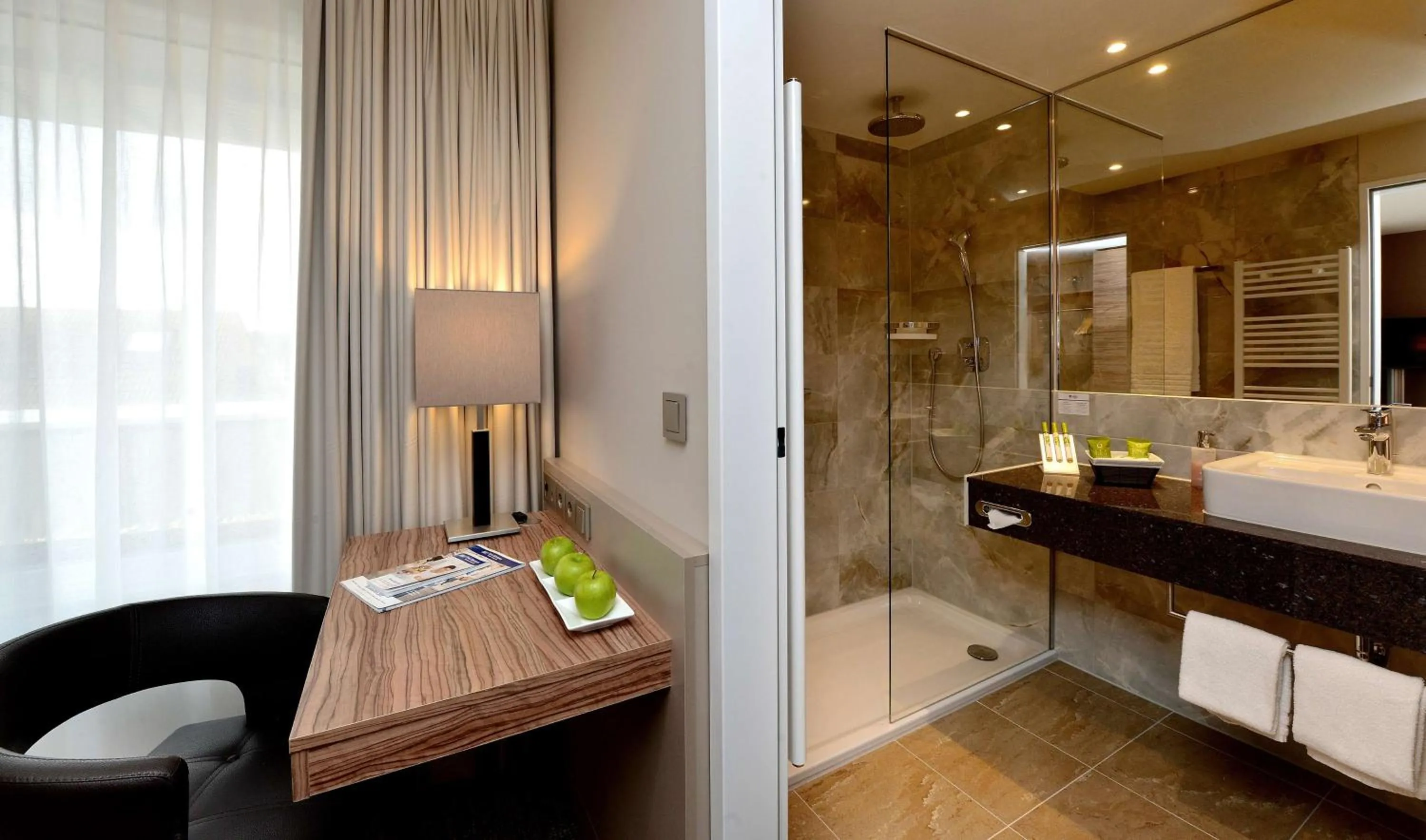 Bedroom in Best Western Plus Delta Park Hotel