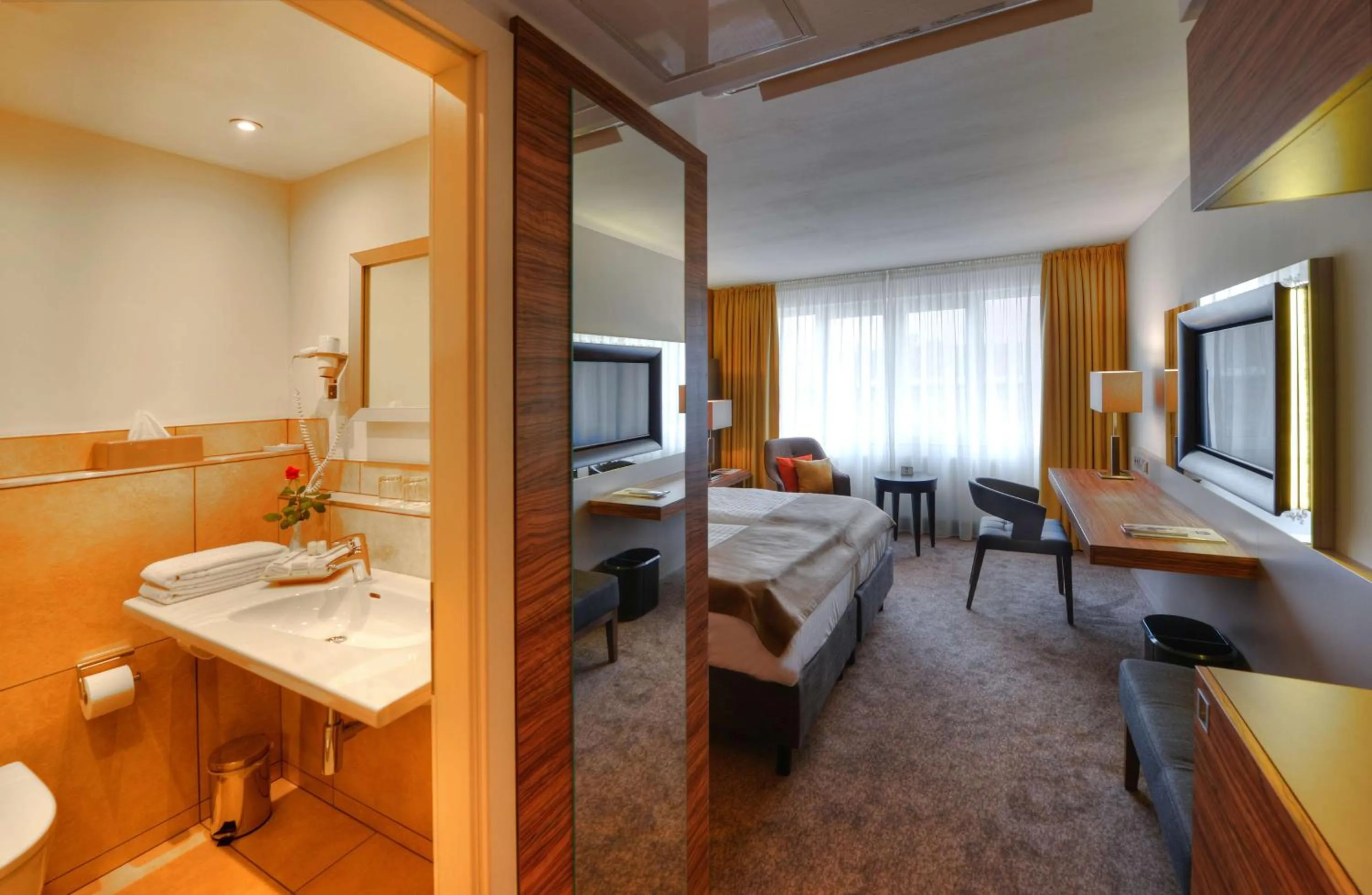 Bedroom, Bed in Best Western Plus Delta Park Hotel