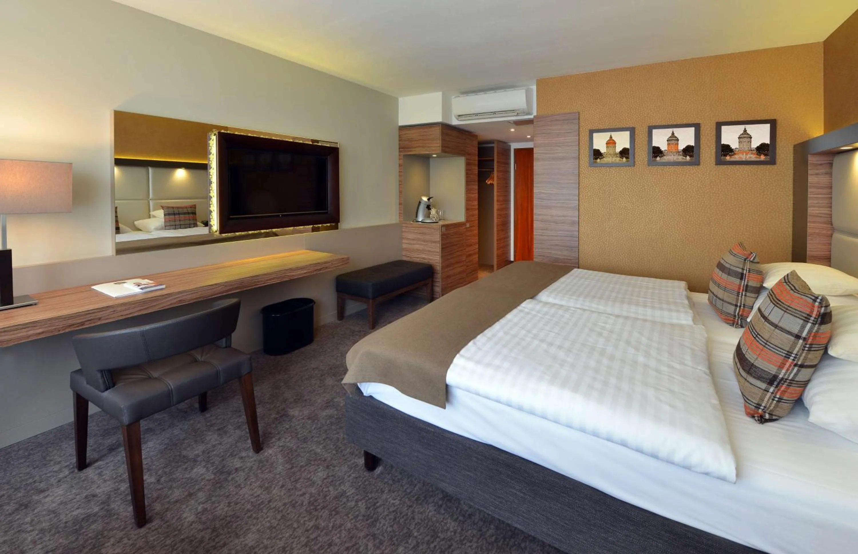 Bedroom, Bed in Best Western Plus Delta Park Hotel