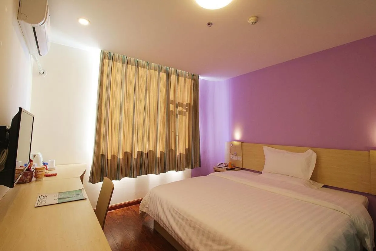 Bed in 7Days Inn ChengDu RenShou Shuyuan Road Haochi Street