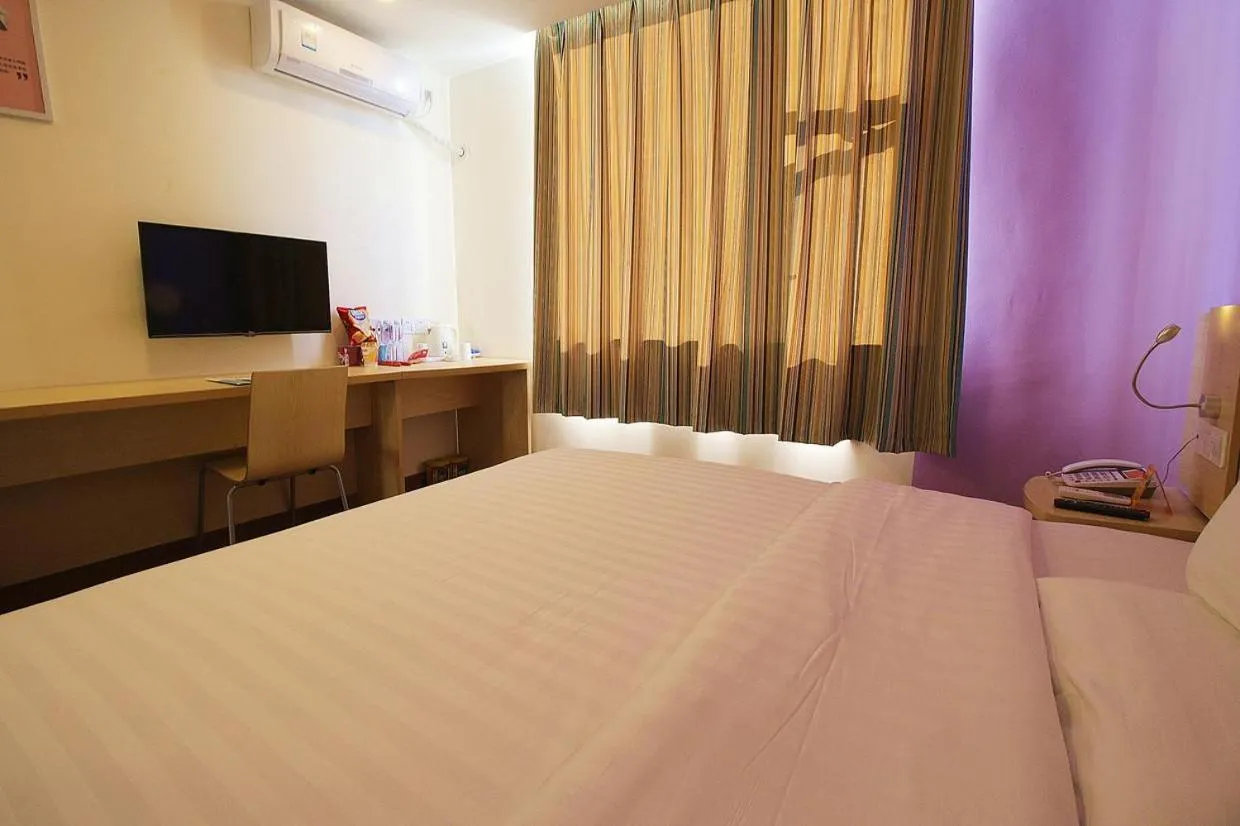 Bed in 7Days Inn ChengDu RenShou Shuyuan Road Haochi Street