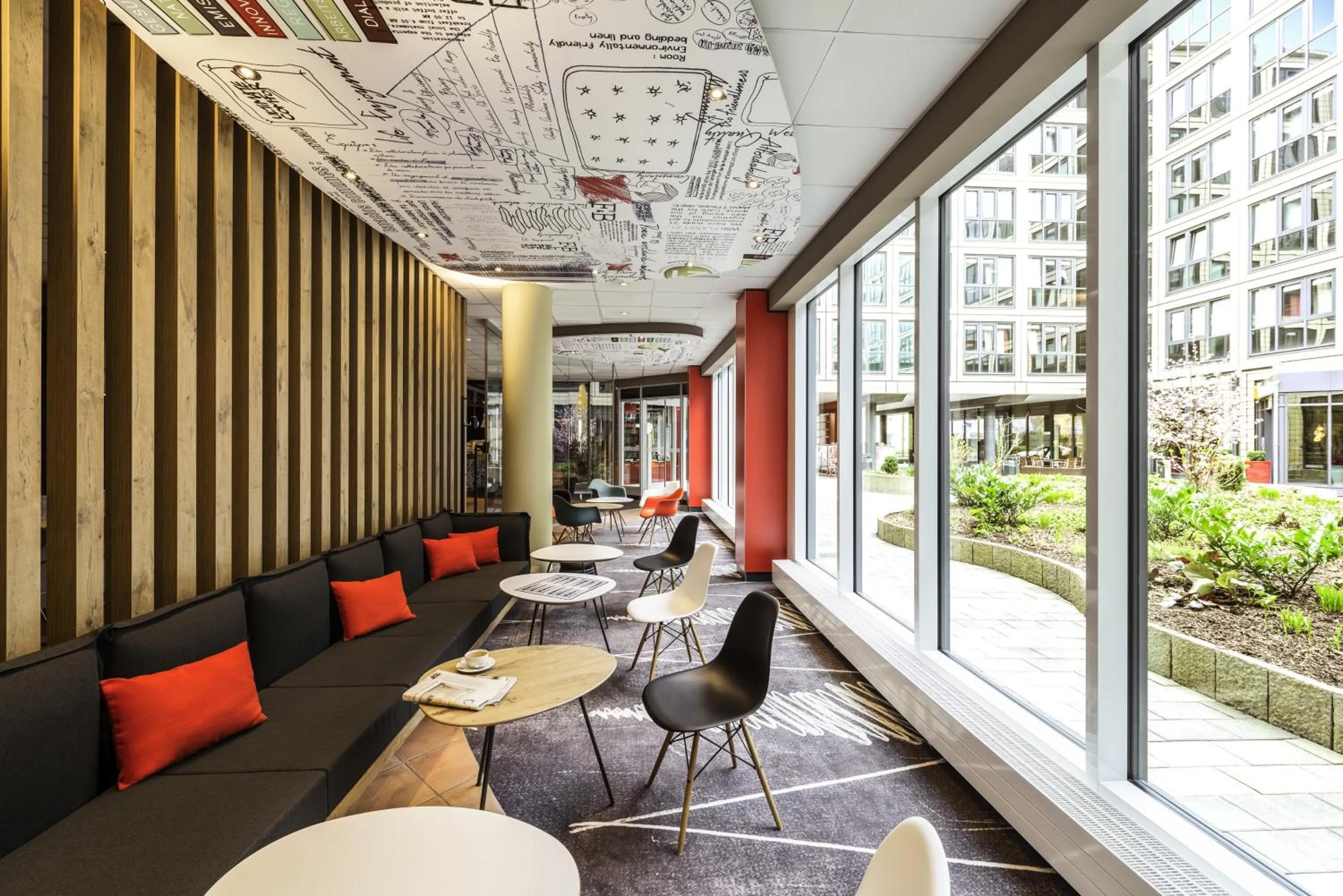 Lobby or reception in ibis München Parkstadt Schwabing