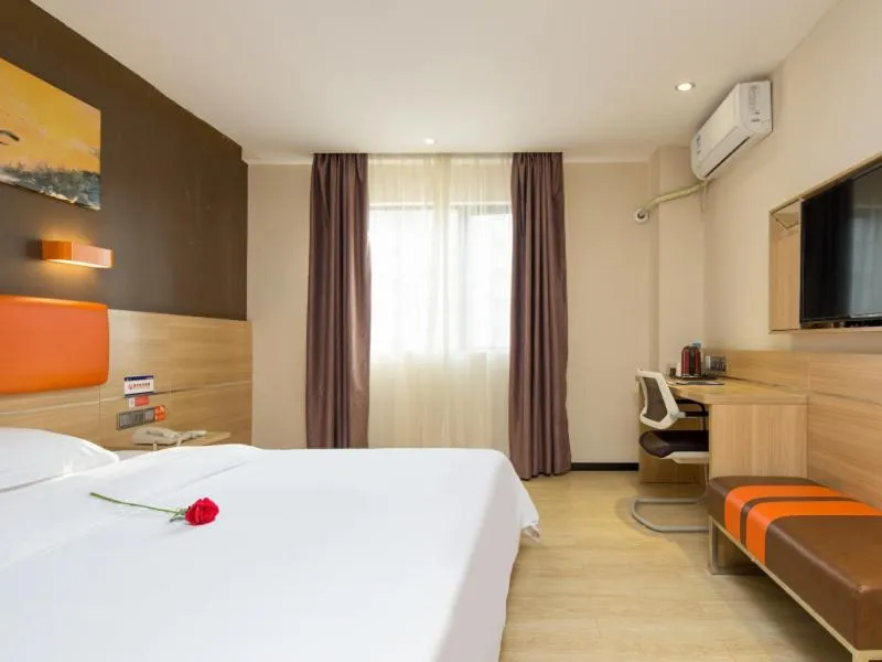 Bed in 7Days Premium Shenzhen Longgang Dayun Metro Station